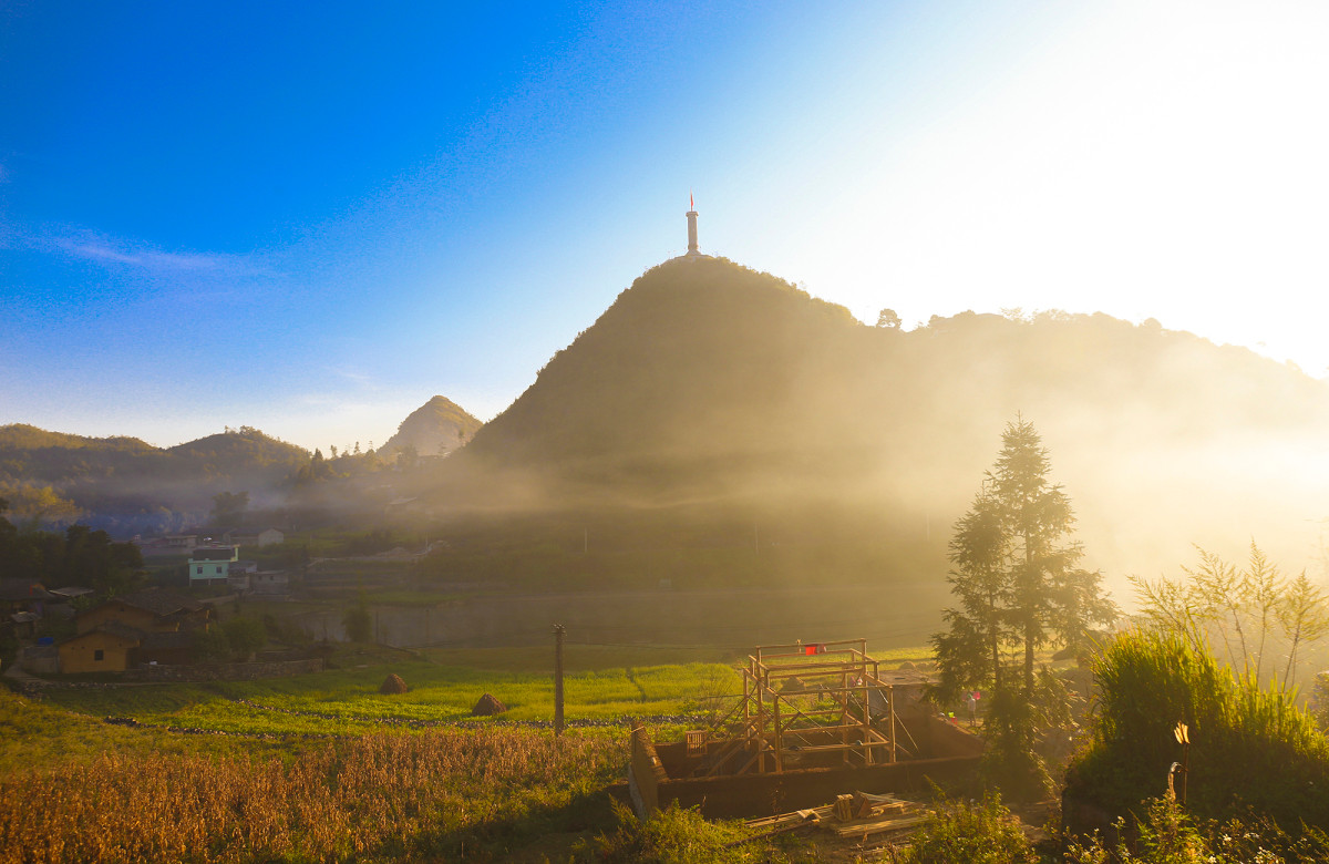 Dong Van tiene una superficie de dos mil 356 kilómetros cuadrados repartidos en los distritos de Quan Ba, Yen Minh, Dong Van y Meo Vac. Situada entre los 1400 y los 1600 metros de altura sobre el nivel de mar, este lugar conserva vestigios de las actividades tectónicas de la corteza terrestre hace decenas de millones de años. El asta de bandera de Lung Cu en el distrito de Dong Van (en la foto) marca el extremo más al norte de Vietnam. Dong Van tiene una superficie de dos mil 356 kilómetros cuadrados repartidos en los distritos de Quan Ba, Yen Minh, Dong Van y Meo Vac. Situada entre los 1400 y los 1600 metros de altura sobre el nivel de mar, este lugar conserva vestigios de las actividades tectónicas de la corteza terrestre hace decenas de millones de años. El asta de bandera de Lung Cu en el distrito de Dong Van (en la foto) marca el extremo más al norte de Vietnam.