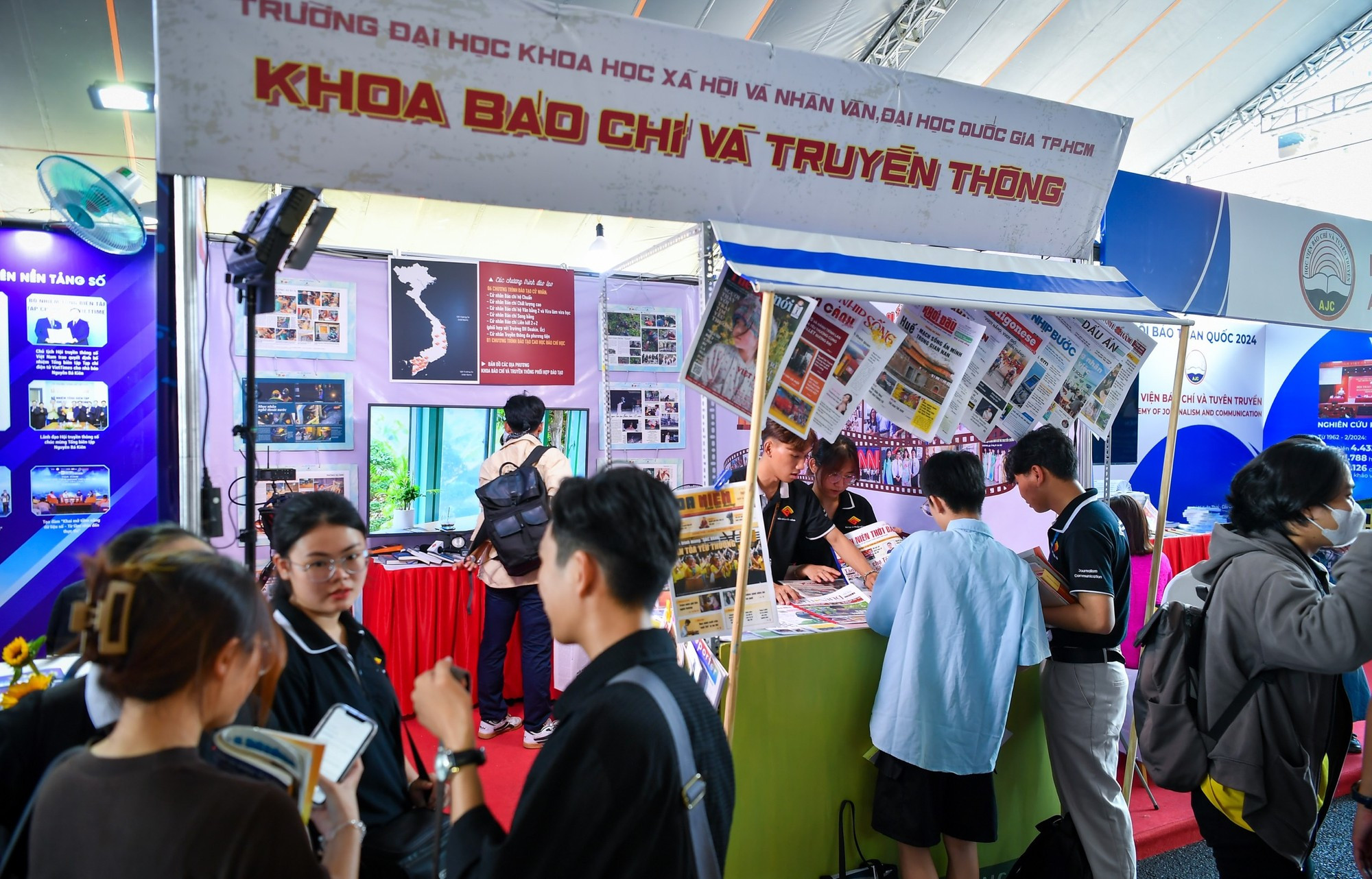 El stand de la Facultad de Periodismo y Comunicación de la Universidad de Ciencias Sociales y Humanidades de Ciudad Ho Chi Minh. El stand de la Facultad de Periodismo y Comunicación de la Universidad de Ciencias Sociales y Humanidades de Ciudad Ho Chi Minh.