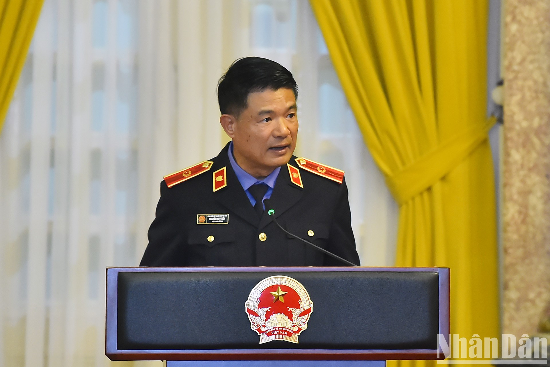 El fiscal general, Tran Hai Quan, presta juramento en nombre de los funcionarios designados., Nguyen Huy Tien, habla en la ceremonia. El fiscal general, Tran Hai Quan, presta juramento en nombre de los funcionarios designados., Nguyen Huy Tien, habla en la ceremonia.