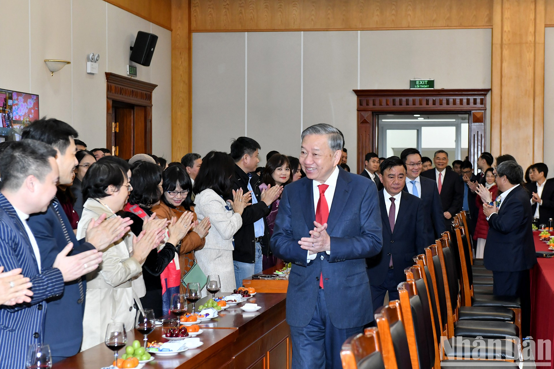 El secretario general del Partido Comunista de Vietnam, To Lam, asiste a la cita.