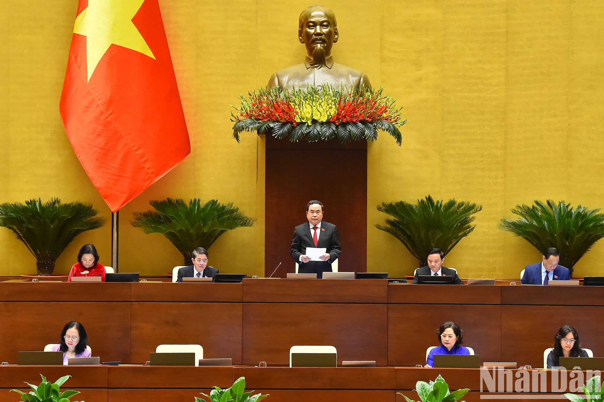El presidente de la ANV, Tran Thanh Man, y los vicepresidentes en el acto.