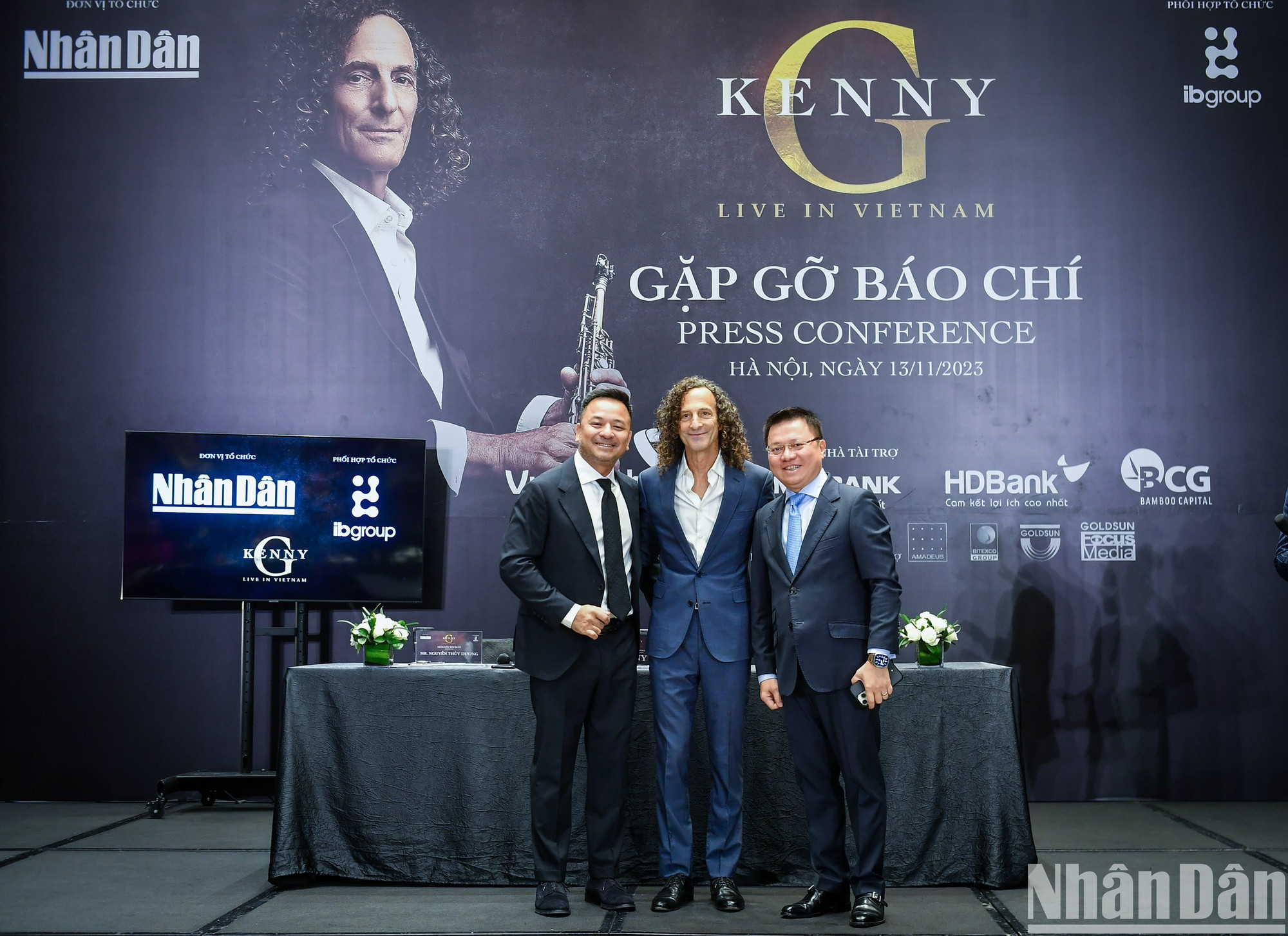 El leyendario saxofonista Kenny G; el presidente-editor del periódico Nhan Dan, Le Quoc Minh; y el presidente de la junta directiva del Group IB Vietnam, Nguyen Thuy Duong. El leyendario saxofonista Kenny G; el presidente-editor del periódico Nhan Dan, Le Quoc Minh; y el presidente de la junta directiva del Group IB Vietnam, Nguyen Thuy Duong.