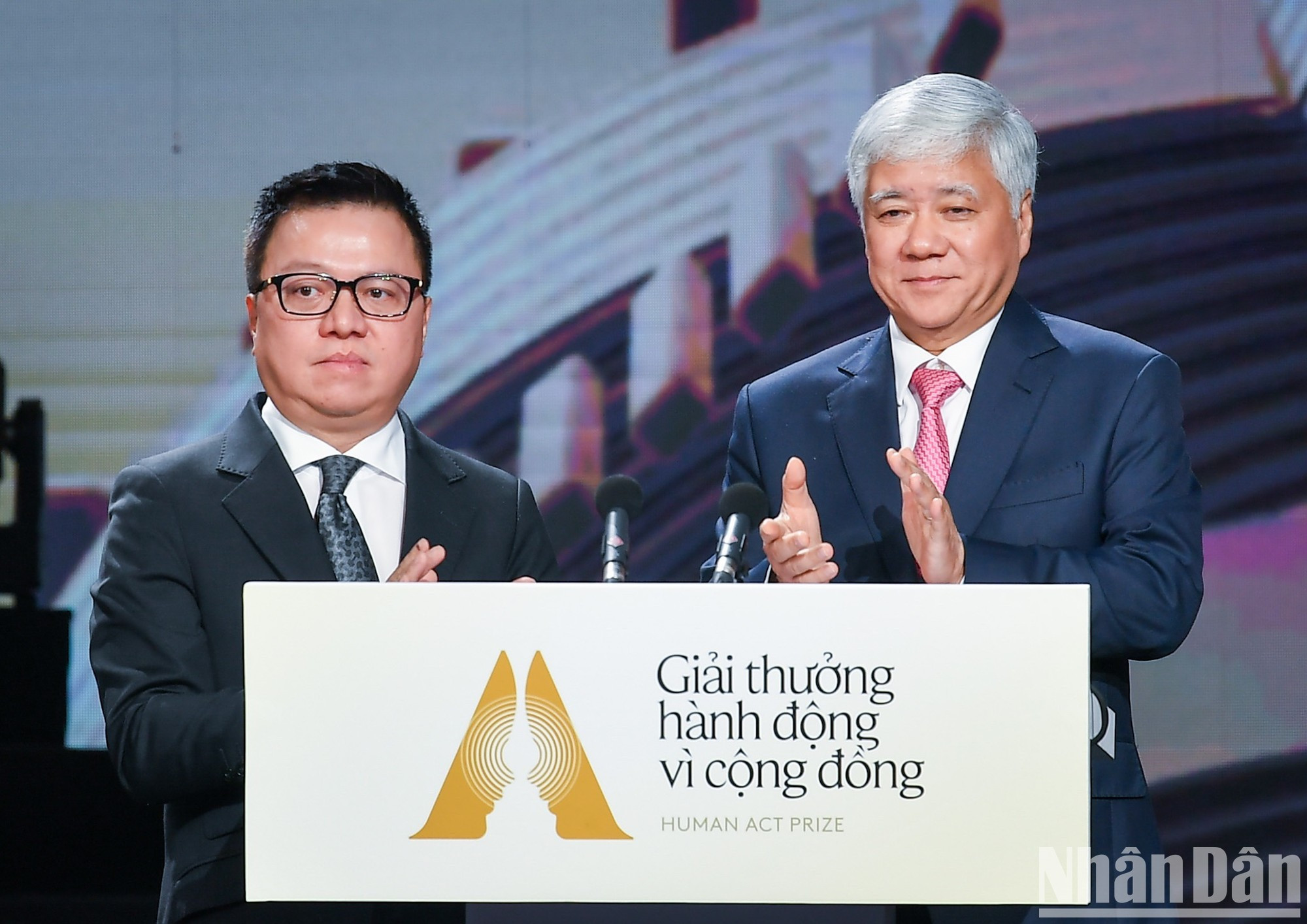 Do Van Chien, presidente del Frente de la Patria de Vietnam y Le Quoc Minh, presidente-editor del periódico Nhan Dan y jefe del Comité Organizador del Premio, otorgan el Premio Human Act a los cinco mejores proyectos. Esta es la categoría más importante de los Premios Acciones por la Comunidad del periódico Nhan Dan. Do Van Chien, presidente del Frente de la Patria de Vietnam y Le Quoc Minh, presidente-editor del periódico Nhan Dan y jefe del Comité Organizador del Premio, otorgan el Premio Human Act a los cinco mejores proyectos. Esta es la categoría más importante de los Premios Acciones por la Comunidad del periódico Nhan Dan.