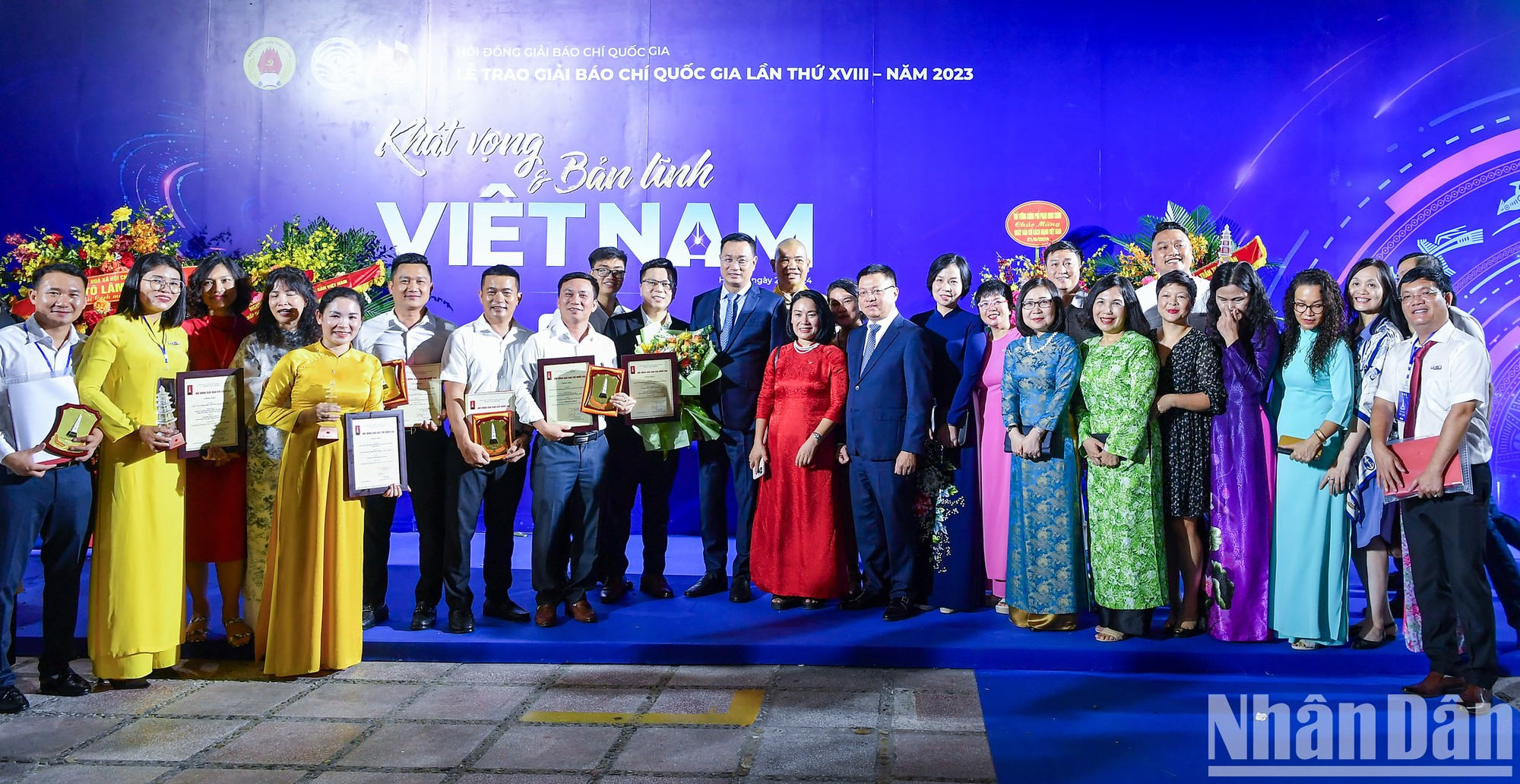 El presidente-editor del periódico Nhan Dan (Pueblo), subjefe de la Comisión de Comunicación y Educación del Comité Central del Partido y titular de la Asociación de Periodistas de Vietnam, Le Quoc Minh, y los autores premiados.