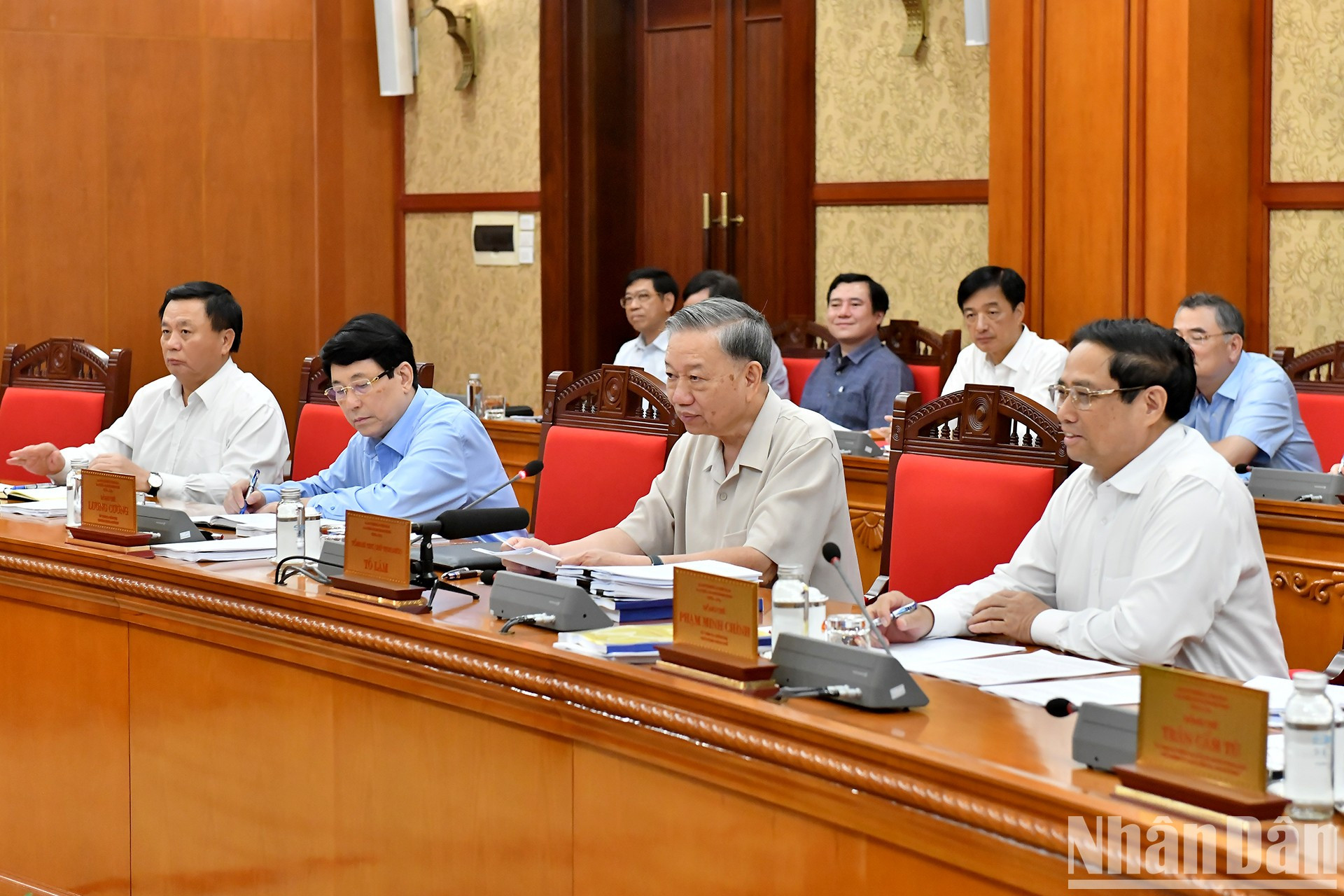 To Lam y los dirigentes del Partido y del Estado. To Lam y los dirigentes del Partido y del Estado.