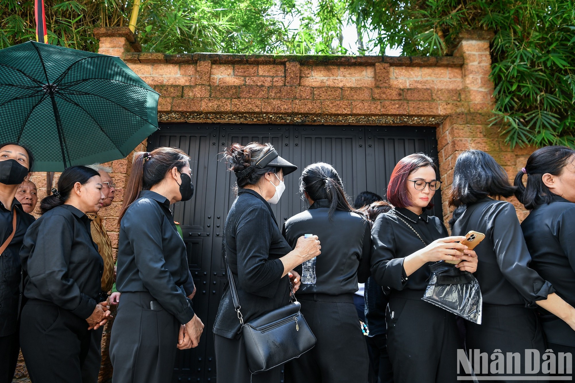 Residentes hacen fila desde temprano para rendir homenaje al difunto líder.