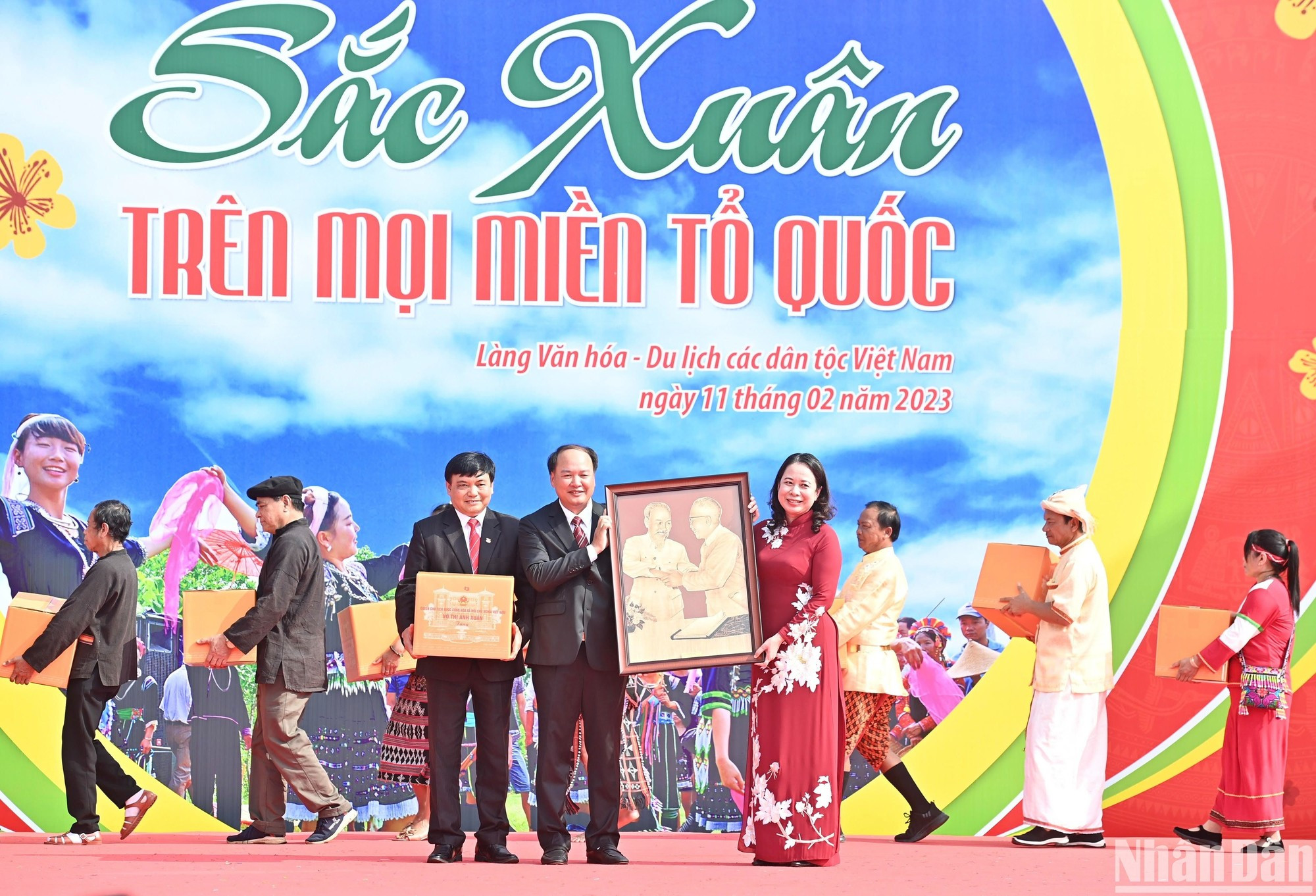 Anh Xuan otorga obsequios a la Junta Directiva de la Aldea de Cultura y Turismo de las Etnias Minoritarias de Vietnam.