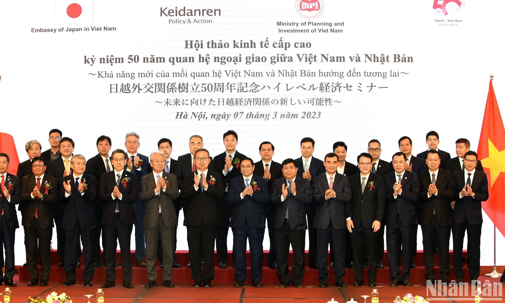 Minh Chinh y los delegados asistentes al programa.