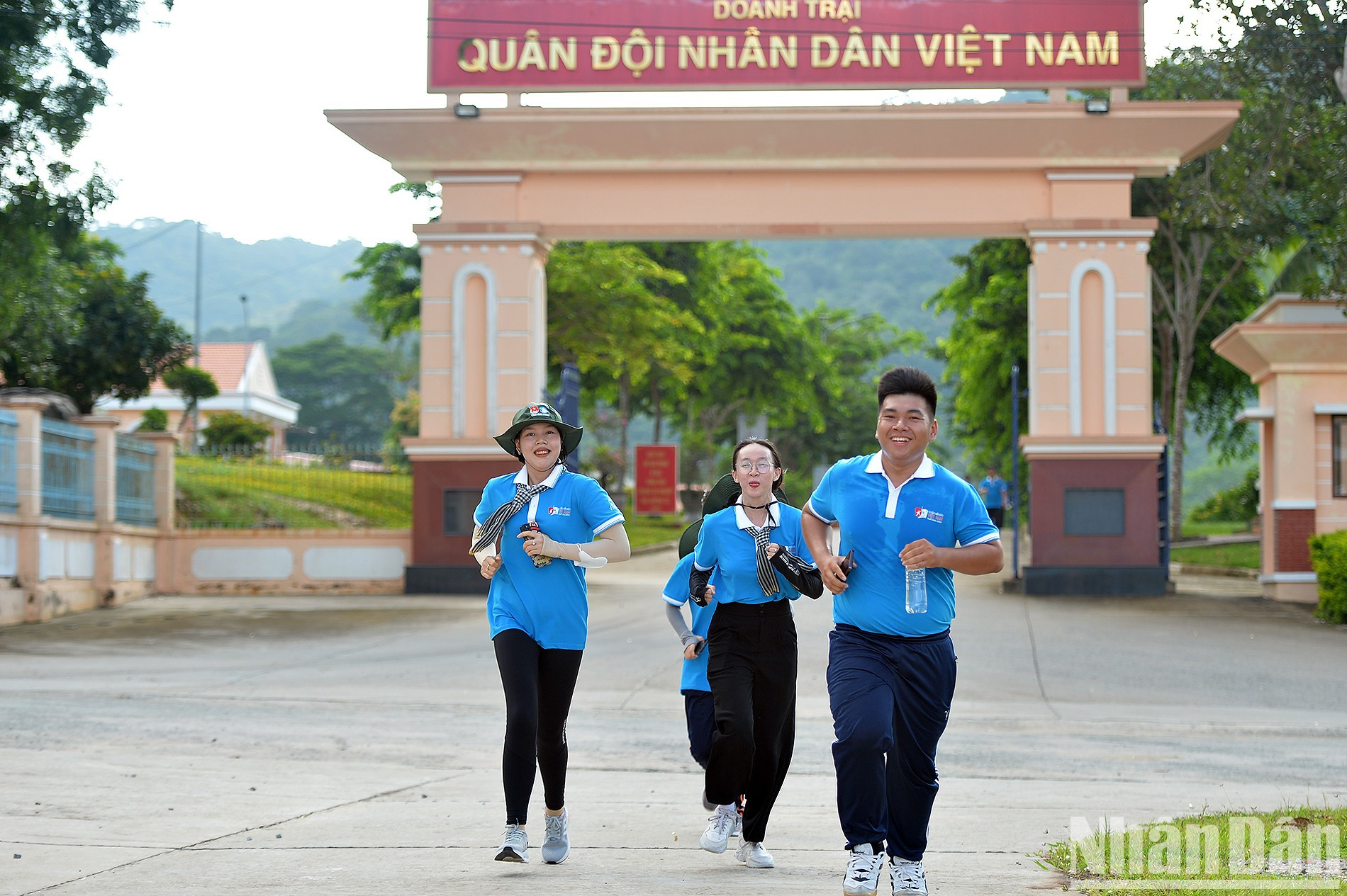 Los atletas aceleran hasta la línea de meta. Los atletas aceleran hasta la línea de meta.