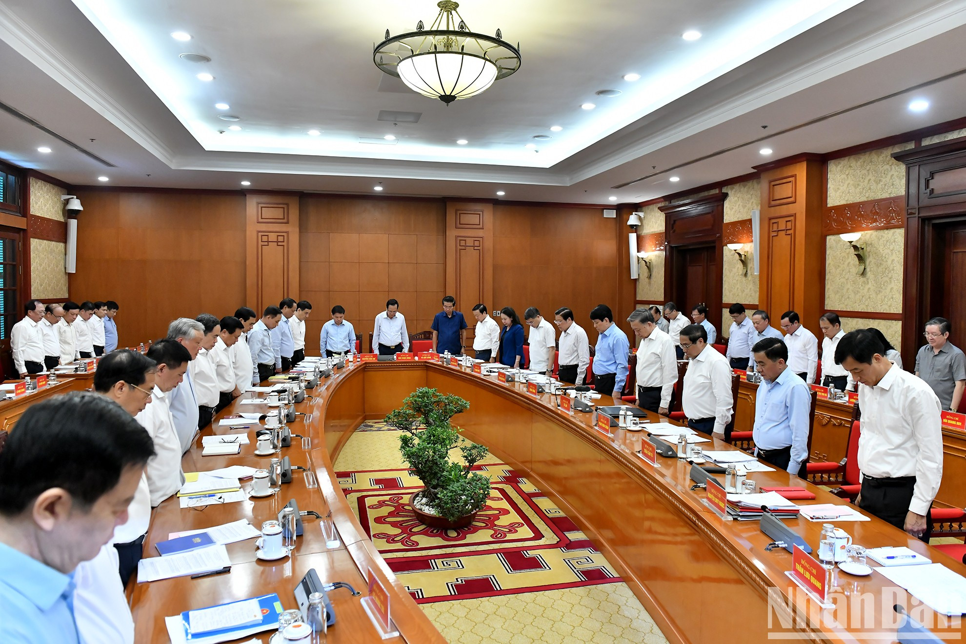 Los dirigentes del Partido y del Estado y los delegados guardan un minuto de silencio en memoria del difunto secretario general del Partido Comunista de Vietnam (PCV), Nguyen Phu Trong. Los dirigentes del Partido y del Estado y los delegados guardan un minuto de silencio en memoria del difunto secretario general del Partido Comunista de Vietnam (PCV), Nguyen Phu Trong.