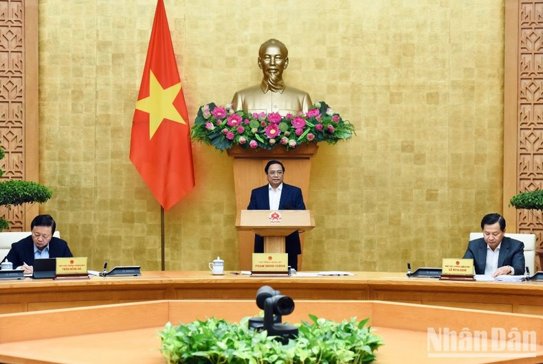 El premier vietnamita, Pham Minh Chinh, preside la reunión ordinaria del Gobierno de noviembre.
