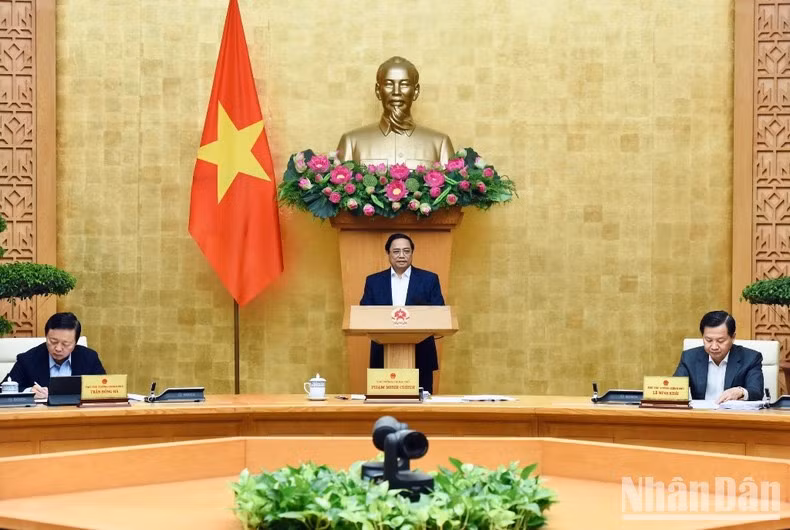 El premier vietnamita, Pham Minh Chinh, preside la reunión ordinaria del Gobierno de noviembre.