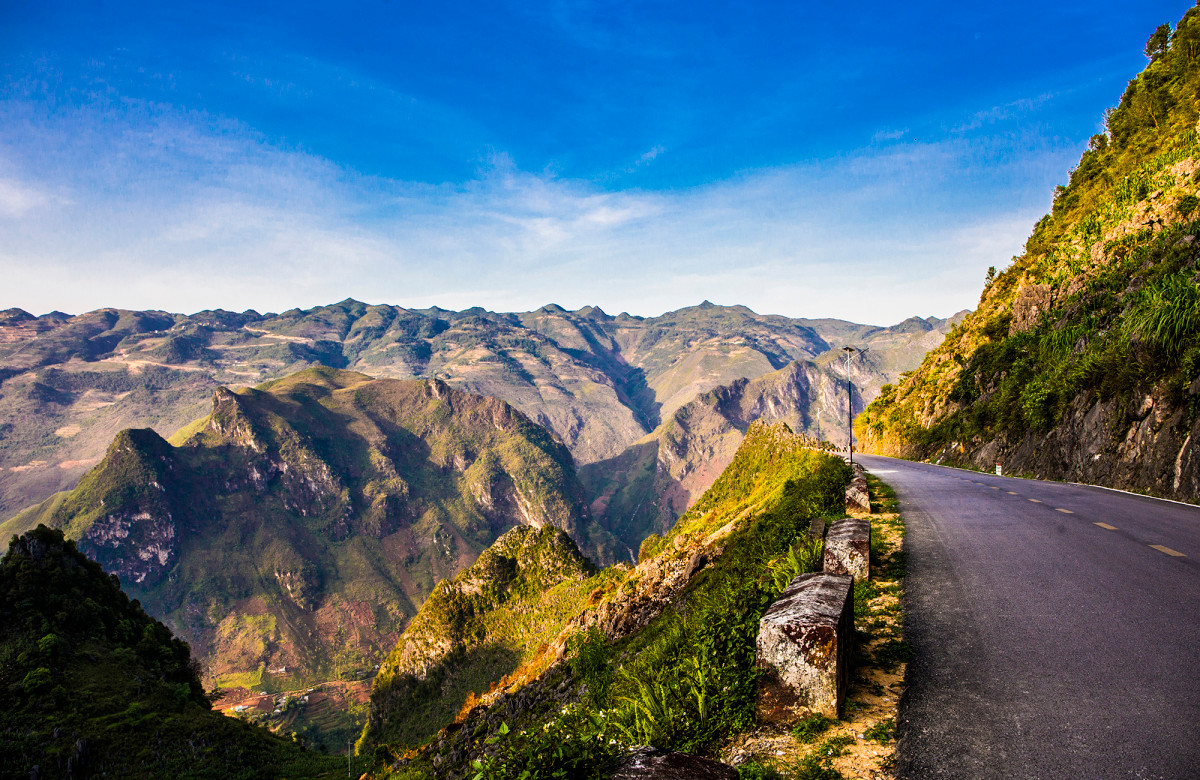 Una sección Ma Pi Leng, uno de los cuatro grandes pasos de montaña del país indochino, ubicado a una altitud de mil 200 metros sobre el nivel del mar. Desde lo alto pueden admirarse el río de Nho Que, que con su poética belleza hace resaltar el espléndido paisaje natural con sus aguas verde esmeralda. Una sección Ma Pi Leng, uno de los cuatro grandes pasos de montaña del país indochino, ubicado a una altitud de mil 200 metros sobre el nivel del mar. Desde lo alto pueden admirarse el río de Nho Que, que con su poética belleza hace resaltar el espléndido paisaje natural con sus aguas verde esmeralda.