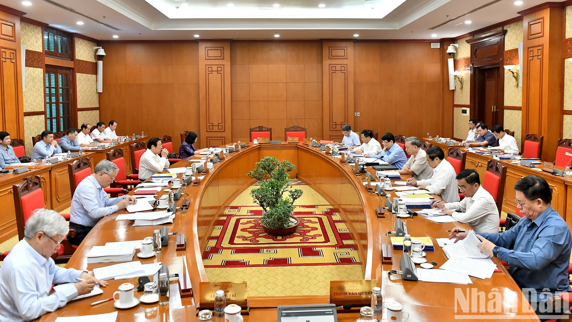 El secretario general del Partido Comunista y presidente de Vietnam, To Lam, preside la reunión.