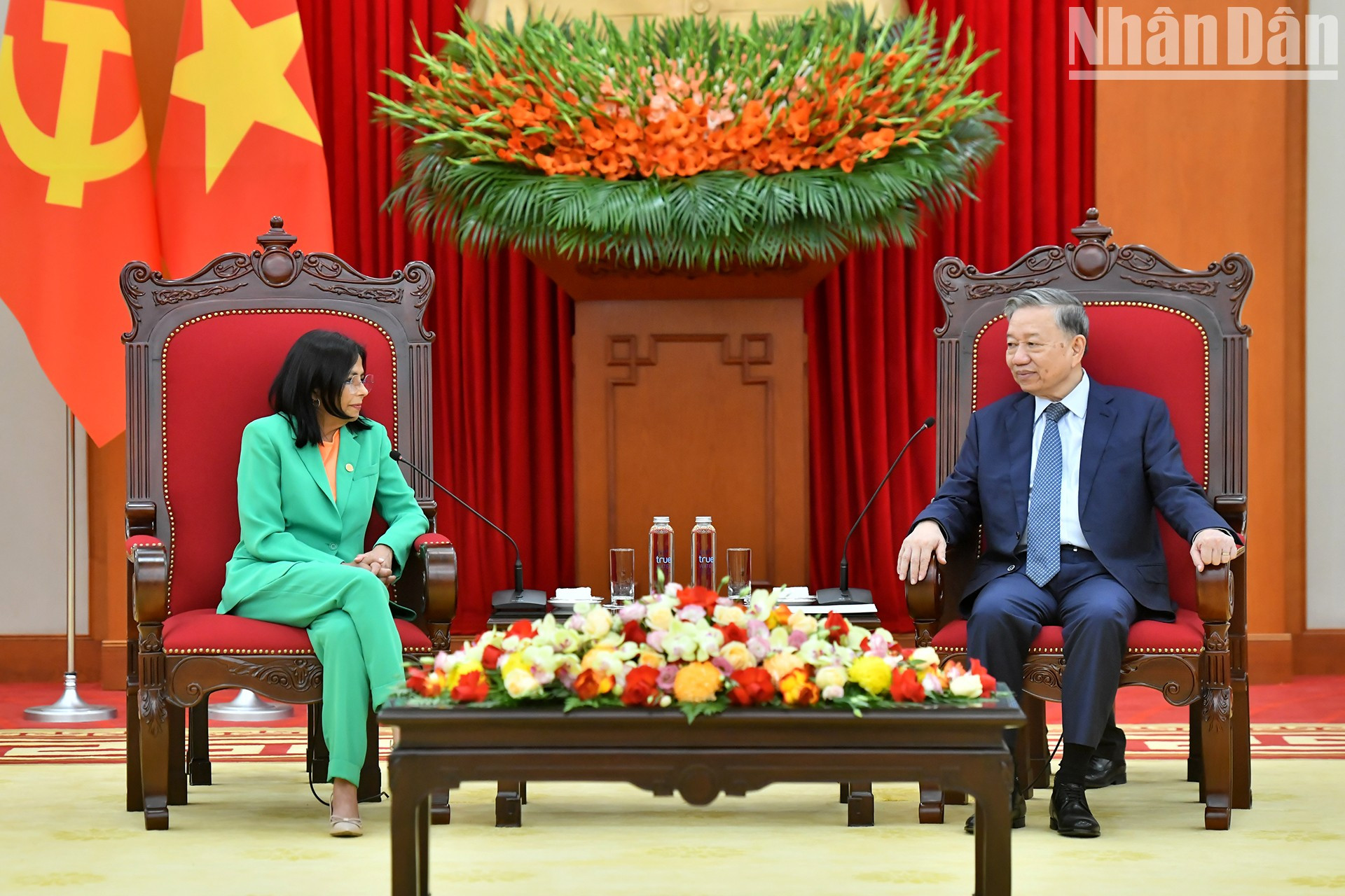 El secretario general del PCV, To Lam, y la vicepresidenta ejecutiva de Venezuela, Delcy Rodríguez Gómez.