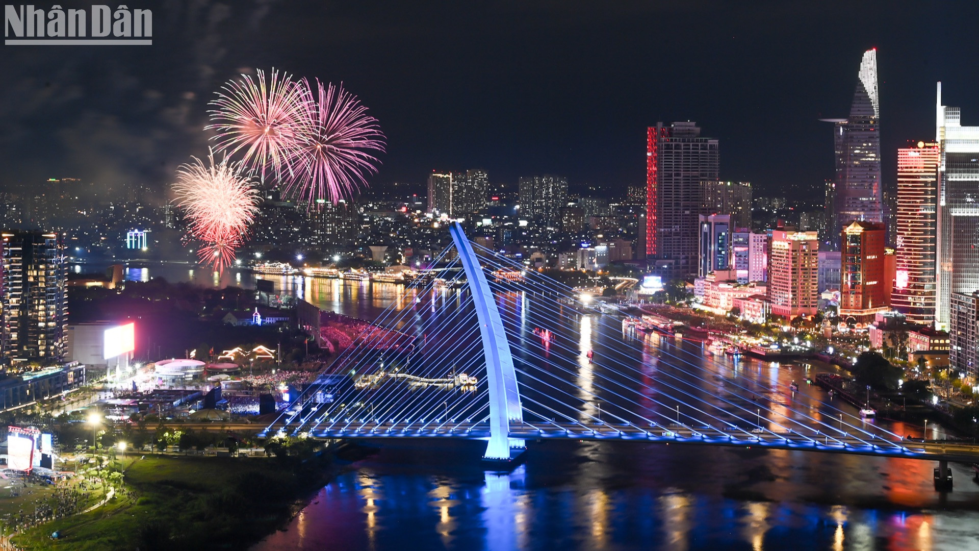 [Foto] Fuegos artificiales brillan en el río Saigón en el 50 aniversario de la Reunificación Nacional