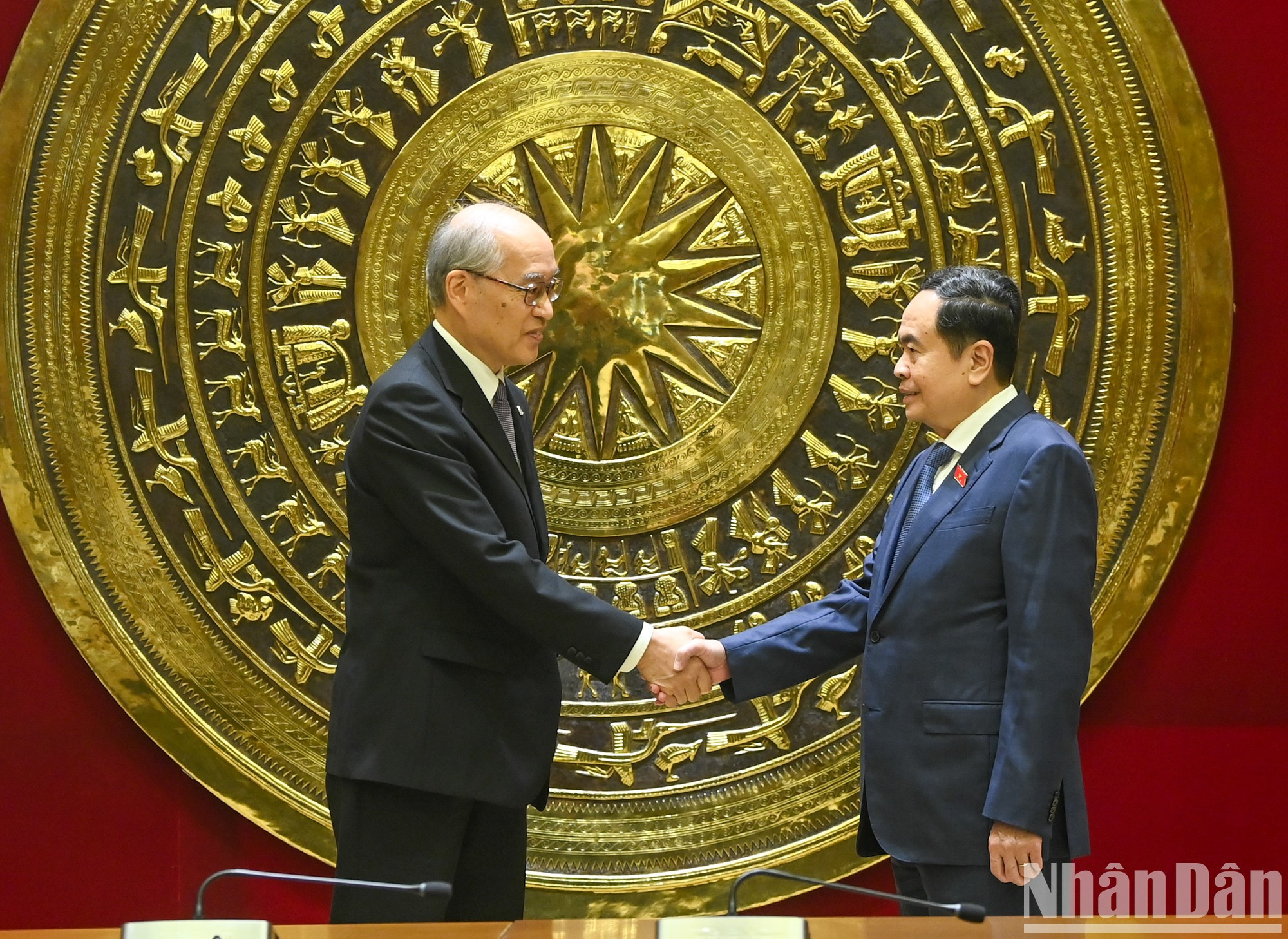 El titular de la Asamblea Nacional vietnamita, Tran Thanh Man, y el presidente del máximo tribunal de China, Zhang Jun.