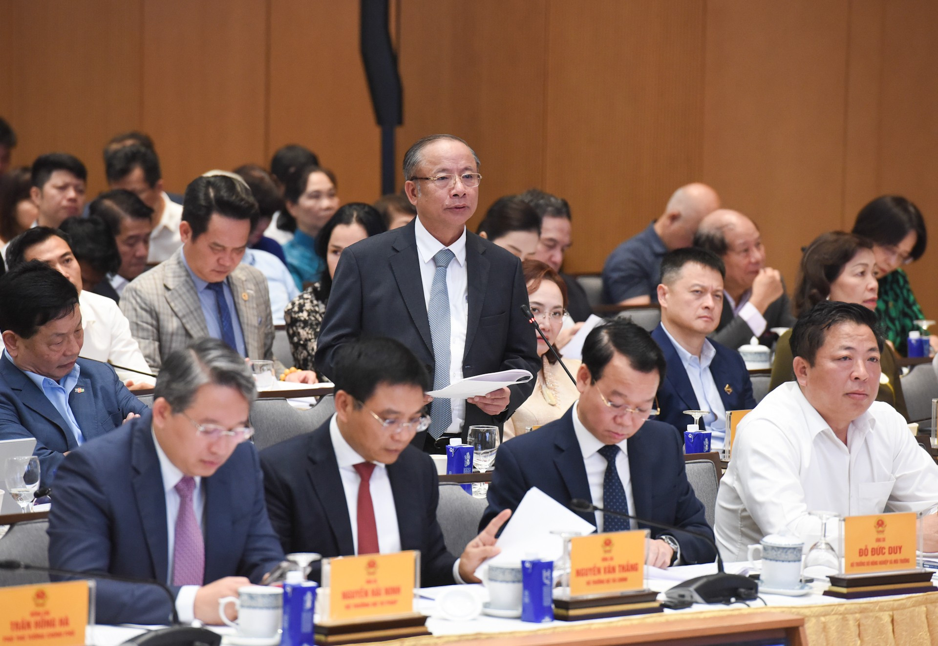 Nguyen Van Than, presidente de la Asociación de Pequeñas y Medianas Empresas de Vietnam, expresa su opinión. Nguyen Van Than, presidente de la Asociación de Pequeñas y Medianas Empresas de Vietnam, expresa su opinión.