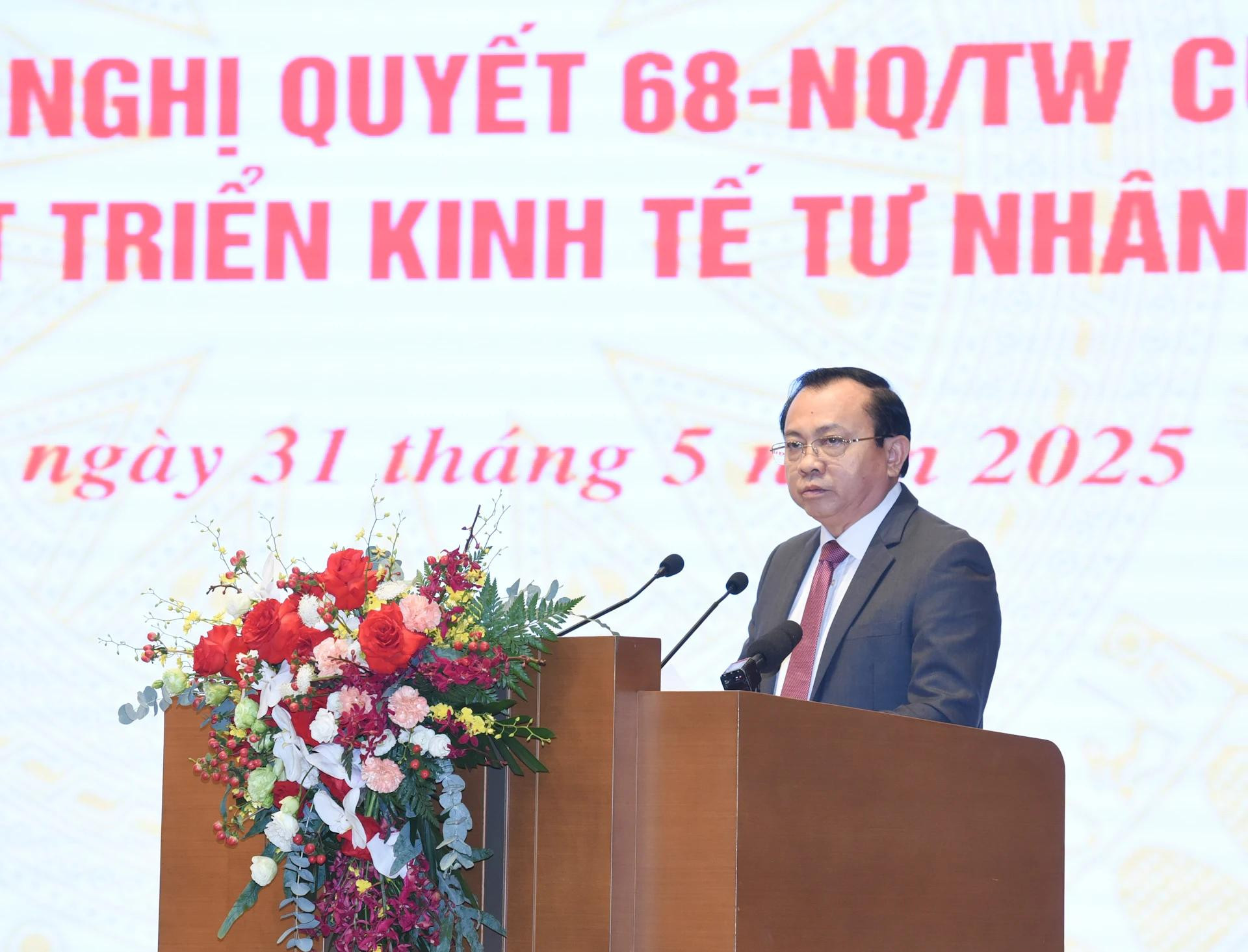 El viceministro de Finanzas, Le Tan Can, presenta un informe sobre la situación del desarrollo económico privado. El viceministro de Finanzas, Le Tan Can, presenta un informe sobre la situación del desarrollo económico privado.