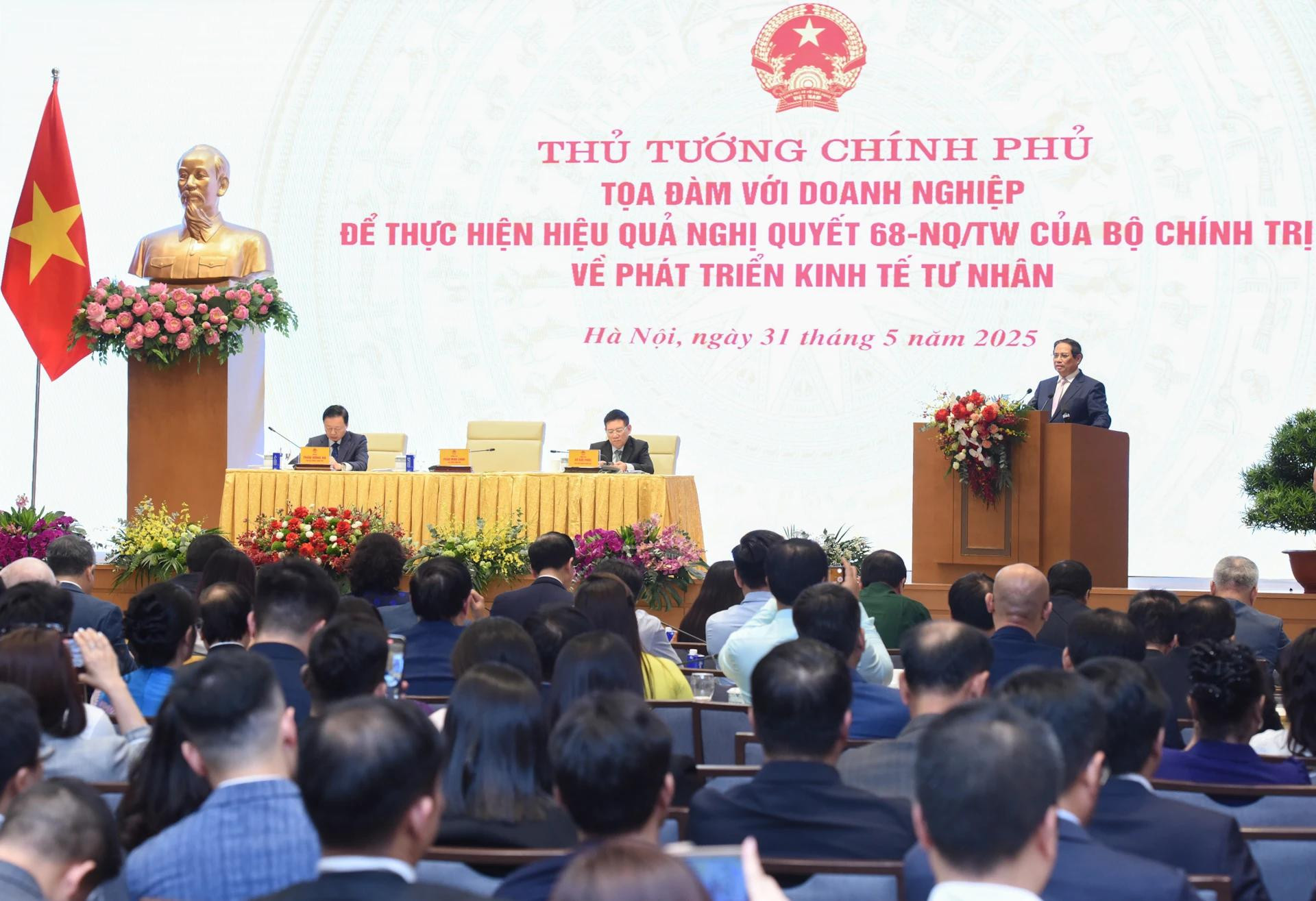 El primer ministro vietnamita, Pham Minh Chinh, solicita definir claramente las acciones del Estado, las autoridades locales, las empresas y los ciudadanos para implementar las resoluciones del Buró Político, la Asamblea Nacional y el Gobierno sobre el desarrollo económico privado. El primer ministro vietnamita, Pham Minh Chinh, solicita definir claramente las acciones del Estado, las autoridades locales, las empresas y los ciudadanos para implementar las resoluciones del Buró Político, la Asamblea Nacional y el Gobierno sobre el desarrollo económico privado.