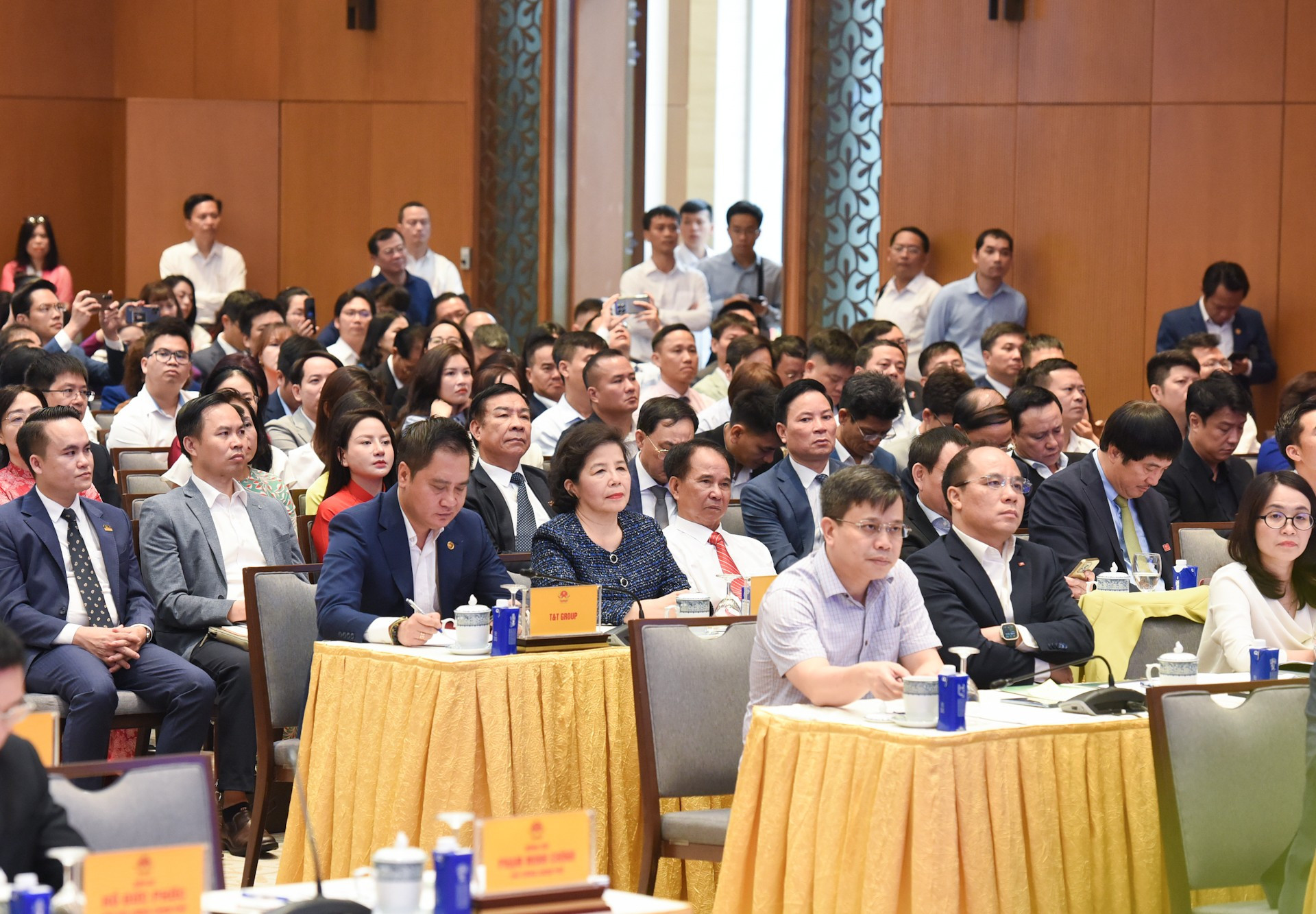 Representantes de empresas en la cita. Representantes de empresas en la cita.