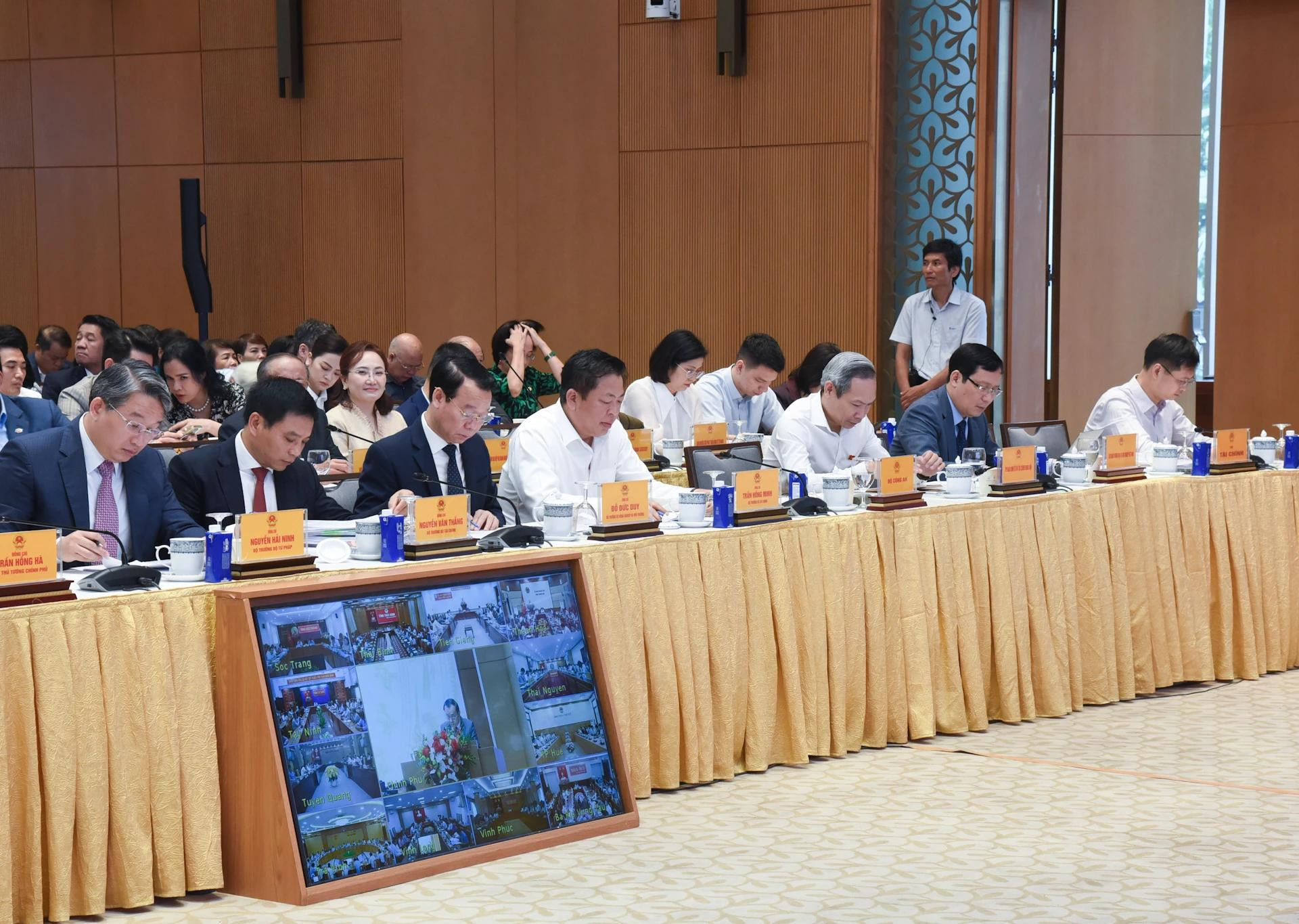 Representantes de departamentos, ministerios y sectores en el seminario. Representantes de departamentos, ministerios y sectores en el seminario.