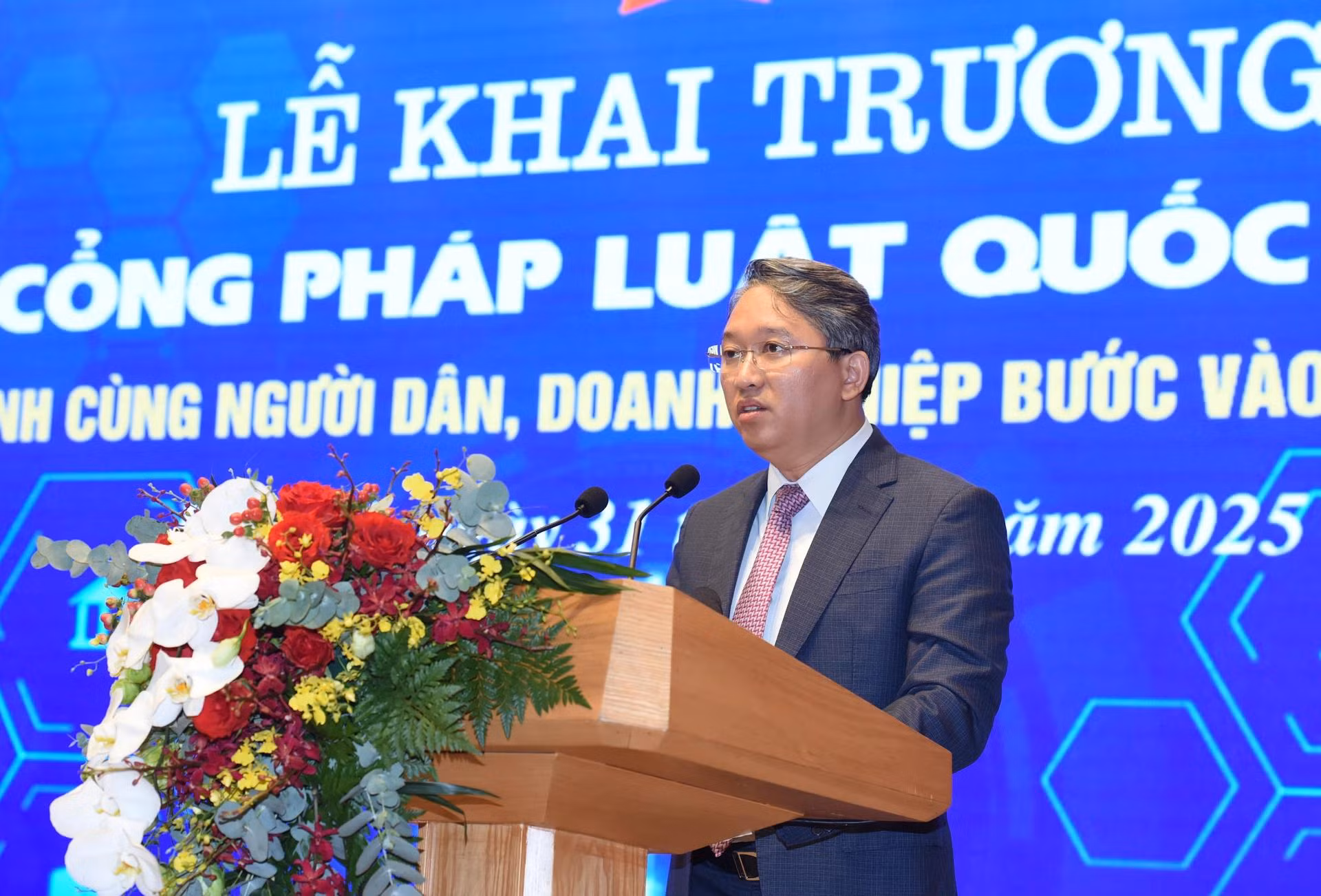 El ministro de Justicia, Nguyen Hai Ninh, habla en la cita.