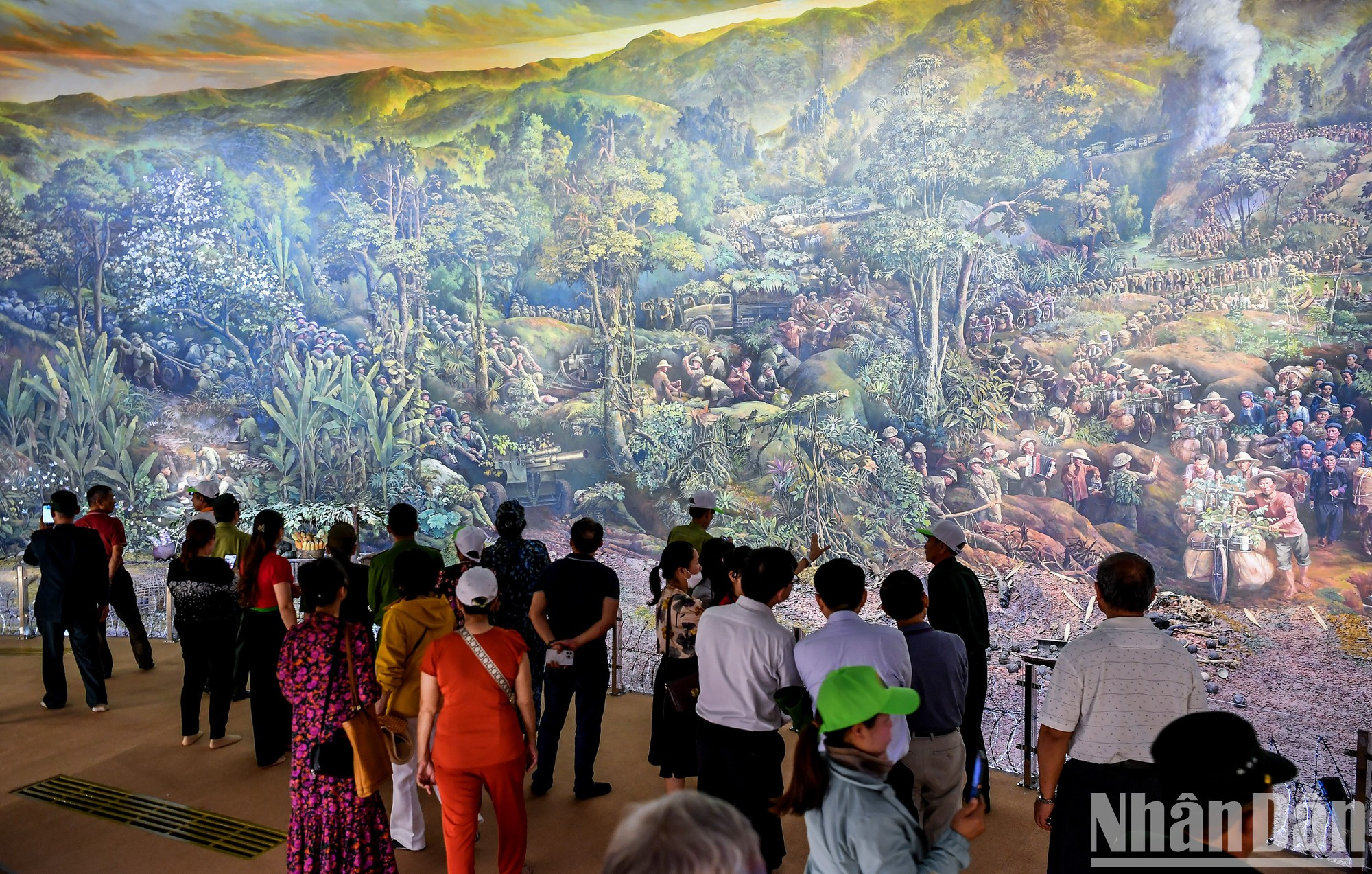 Turistas frente al cuarto segmento, La Victoria. Turistas frente al cuarto segmento, La Victoria.