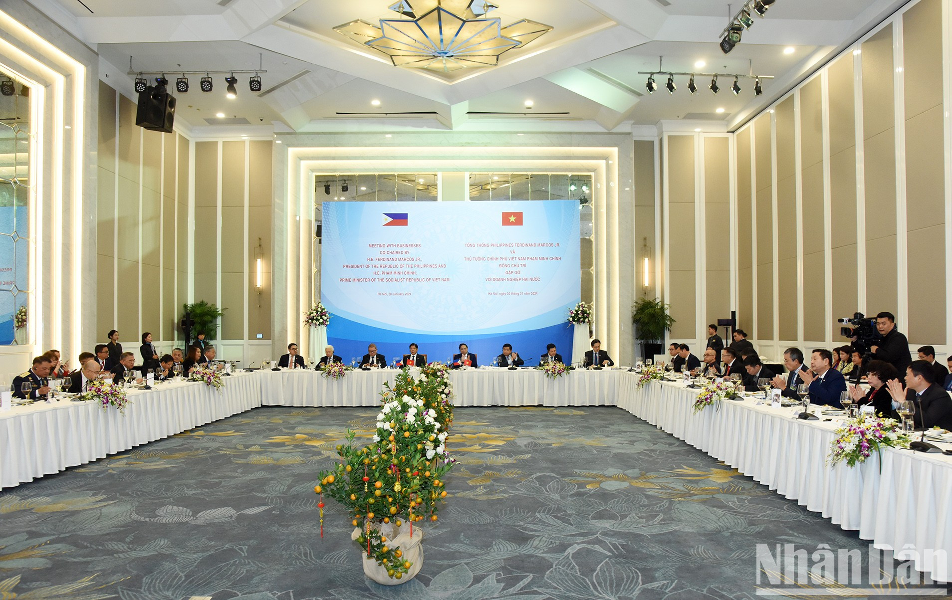 El primer ministro vietnamita, Pham Minh Chinh, y el presidente filipino, Ferdinand Marcos Jr., copresiden la reunión con empresas típicas vietnamitas y filipinas en los campos de desarrollo de infraestructura, comercio, bienes raíces, automóviles eléctricos, aviación, tecnología de la información, alimentos, energía, industria farmacéutica, educación y capacitación. El primer ministro vietnamita, Pham Minh Chinh, y el presidente filipino, Ferdinand Marcos Jr., copresiden la reunión con empresas típicas vietnamitas y filipinas en los campos de desarrollo de infraestructura, comercio, bienes raíces, automóviles eléctricos, aviación, tecnología de la información, alimentos, energía, industria farmacéutica, educación y capacitación.