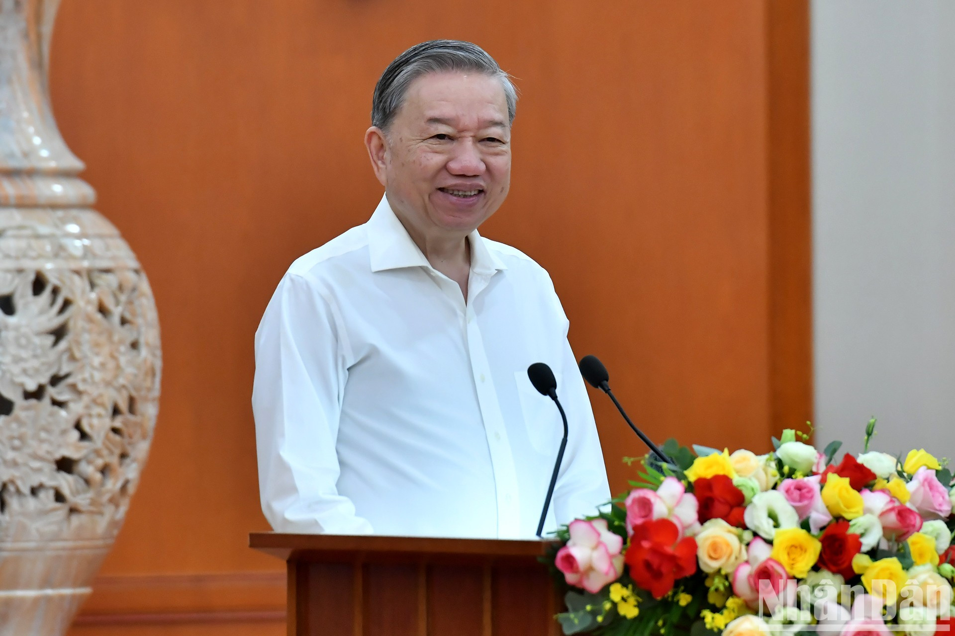 El secretario general del PCV, To Lam, pronuncia un discurso de apertura.