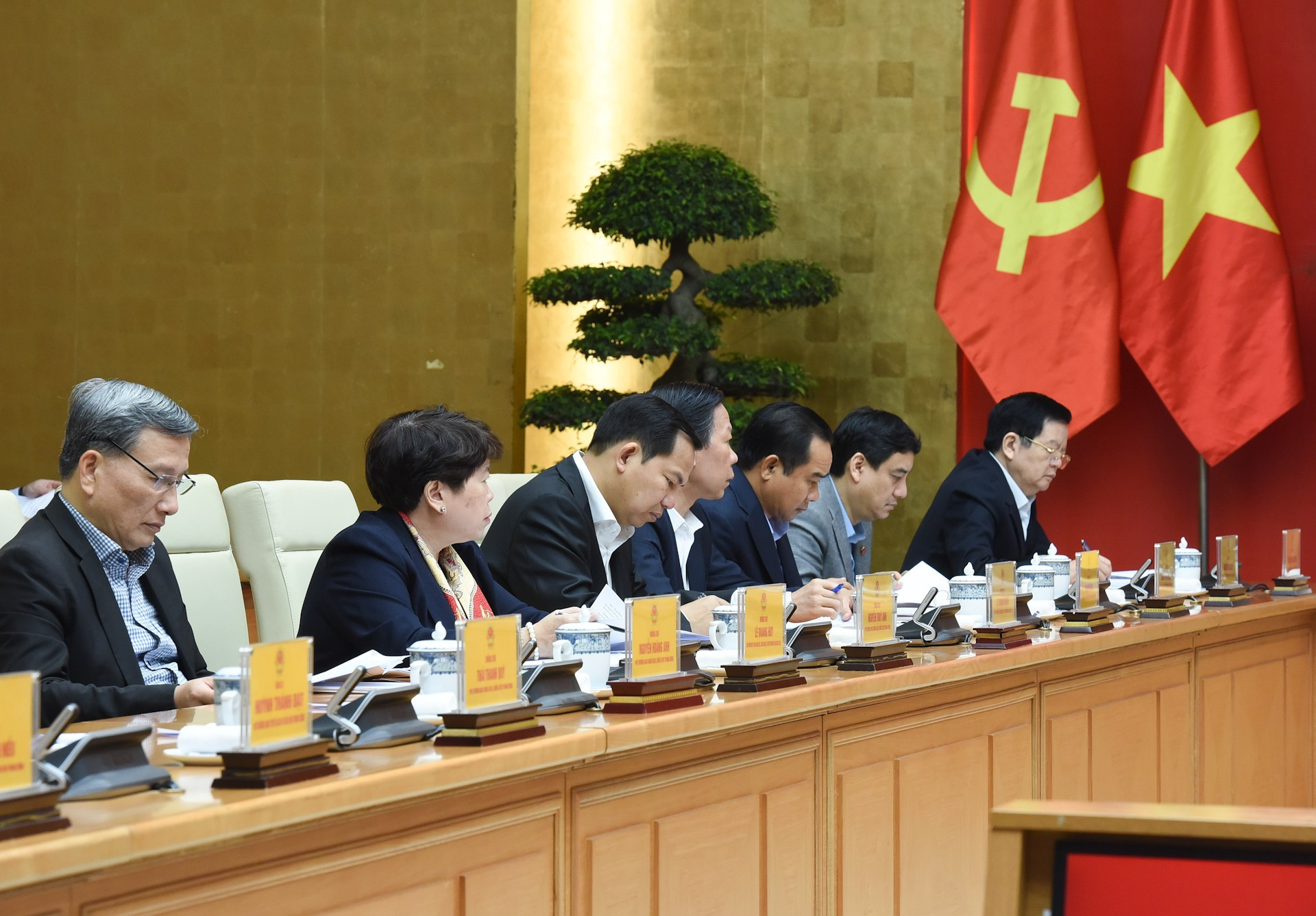 Miembros del Subcomité Socioeconómico del XIV Congreso Nacional del Partido Comunista de Vietnam. Miembros del Subcomité Socioeconómico del XIV Congreso Nacional del Partido Comunista de Vietnam.