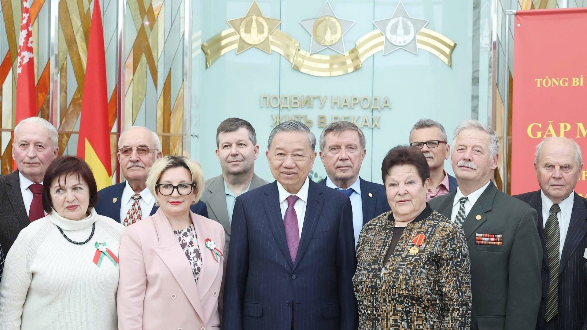 El secretario general del Partido Comunista de Vietnam, To Lam, se toma una foto con ex soldados bielorrusos, expertos y amigos bielorrusos que han hecho contribuciones destacadas al país. (Foto: Thong Nhat/VNA) El secretario general del Partido Comunista de Vietnam, To Lam, se toma una foto con ex soldados bielorrusos, expertos y amigos bielorrusos que han hecho contribuciones destacadas al país. (Foto: Thong Nhat/VNA)