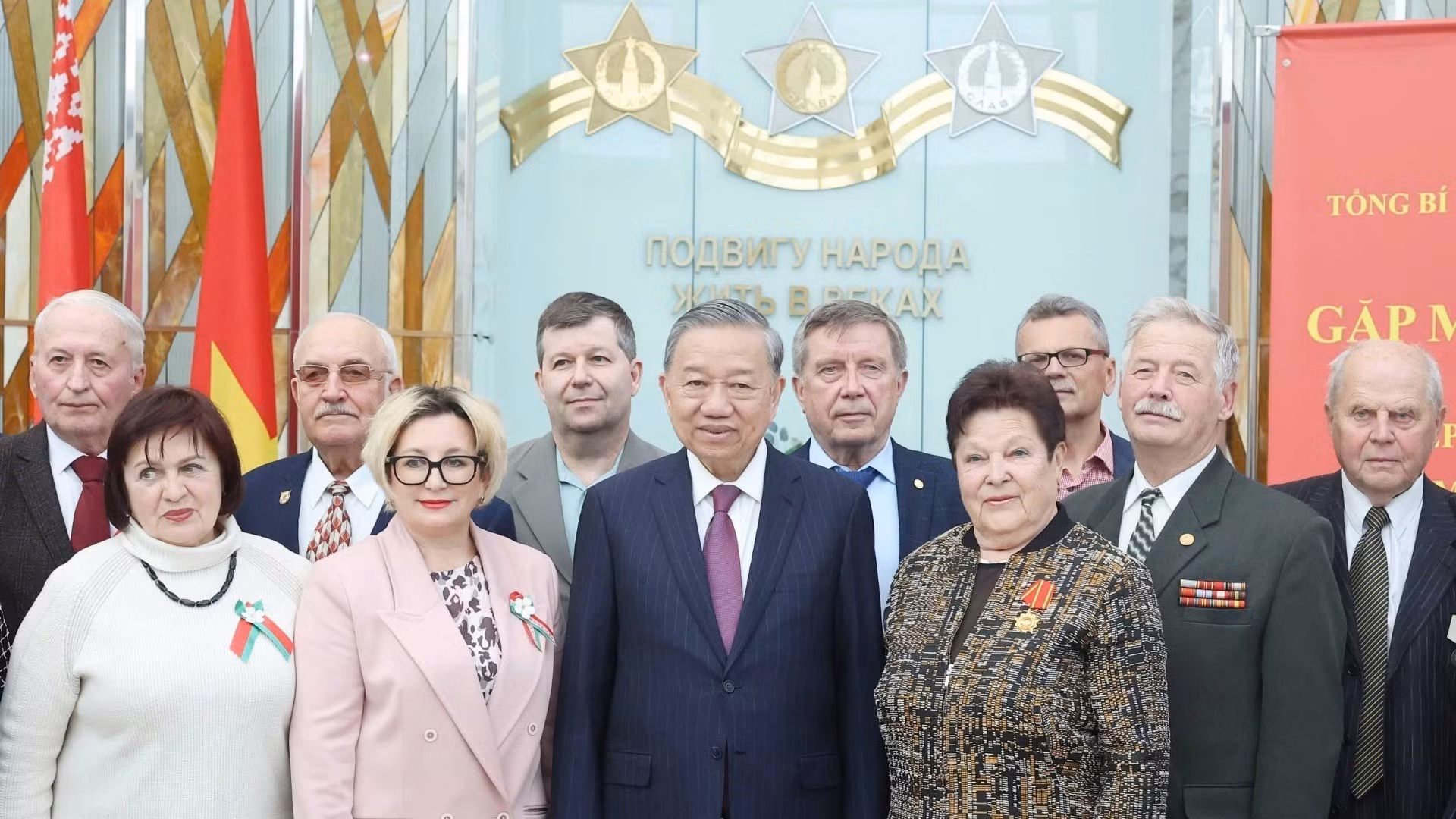 El secretario general del Partido Comunista de Vietnam, To Lam, se toma una foto con ex soldados bielorrusos, expertos y amigos bielorrusos que han hecho contribuciones destacadas al país. (Foto: Thong Nhat/VNA)