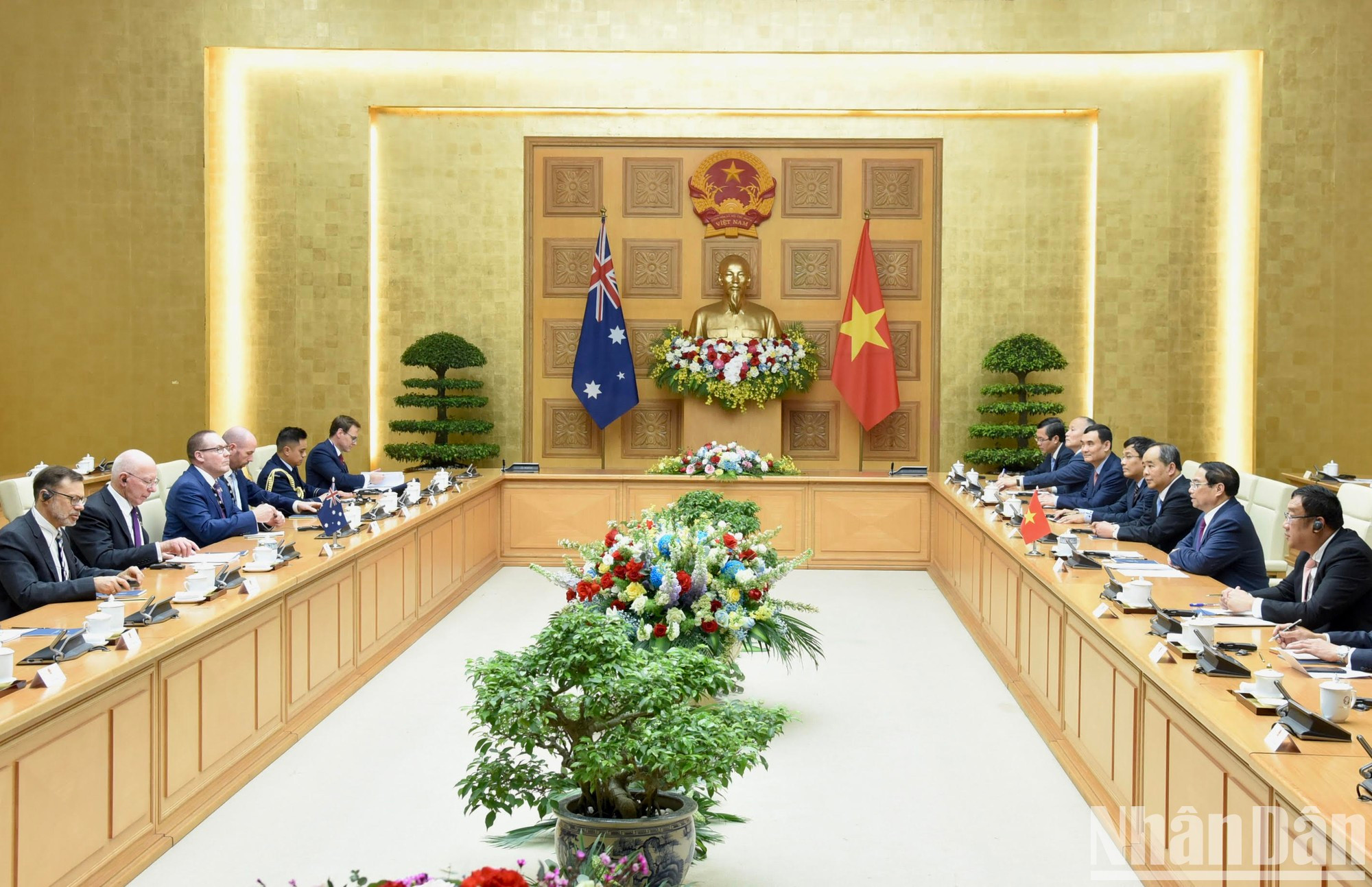 Minh Chinh en la reunión con el gobernador general australiano, David Hurley.