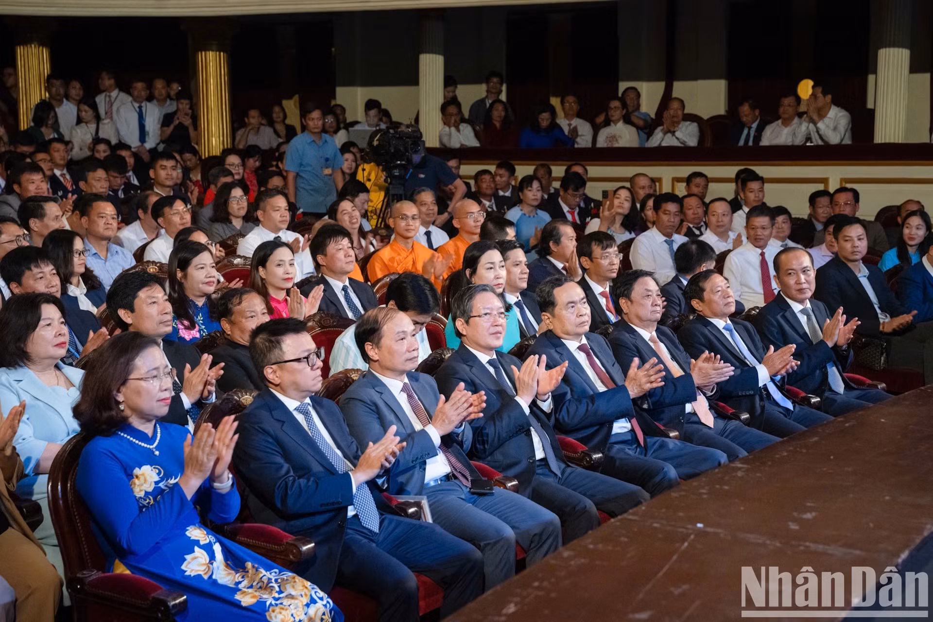 El presidente de la Asamblea Nacional vietnamita, Tran Thanh Man, y los líderes del Partido y del Estado.