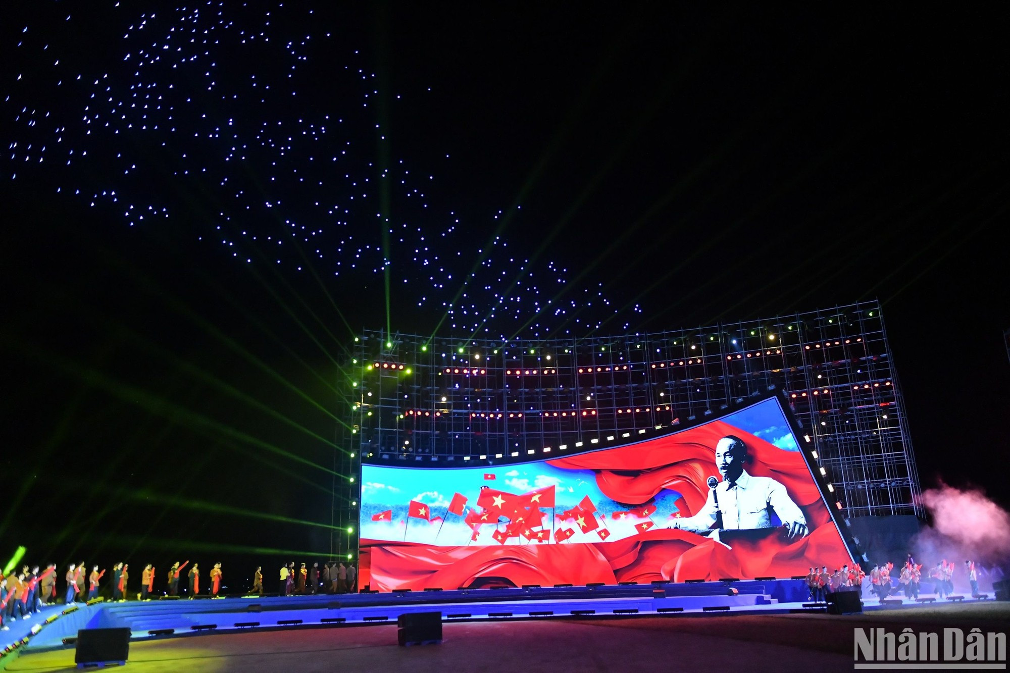 “El Presidente Ho Chi Minh lee la Declaración de Independencia, proclamando el nacimiento de la República Democrática de Vietnam” (ahora República Socialista de Vietnam). “El Presidente Ho Chi Minh lee la Declaración de Independencia, proclamando el nacimiento de la República Democrática de Vietnam” (ahora República Socialista de Vietnam).