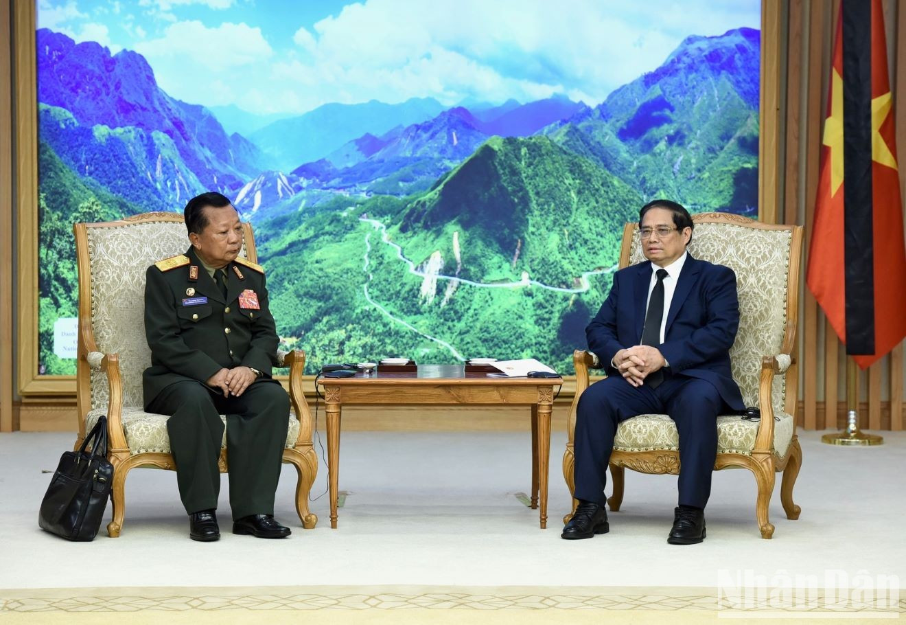 Minh Chinh recibe al general Chansamone Chanyalath, vicepremier y ministro de Defensa de Laos. Minh Chinh recibe al general Chansamone Chanyalath, vicepremier y ministro de Defensa de Laos.