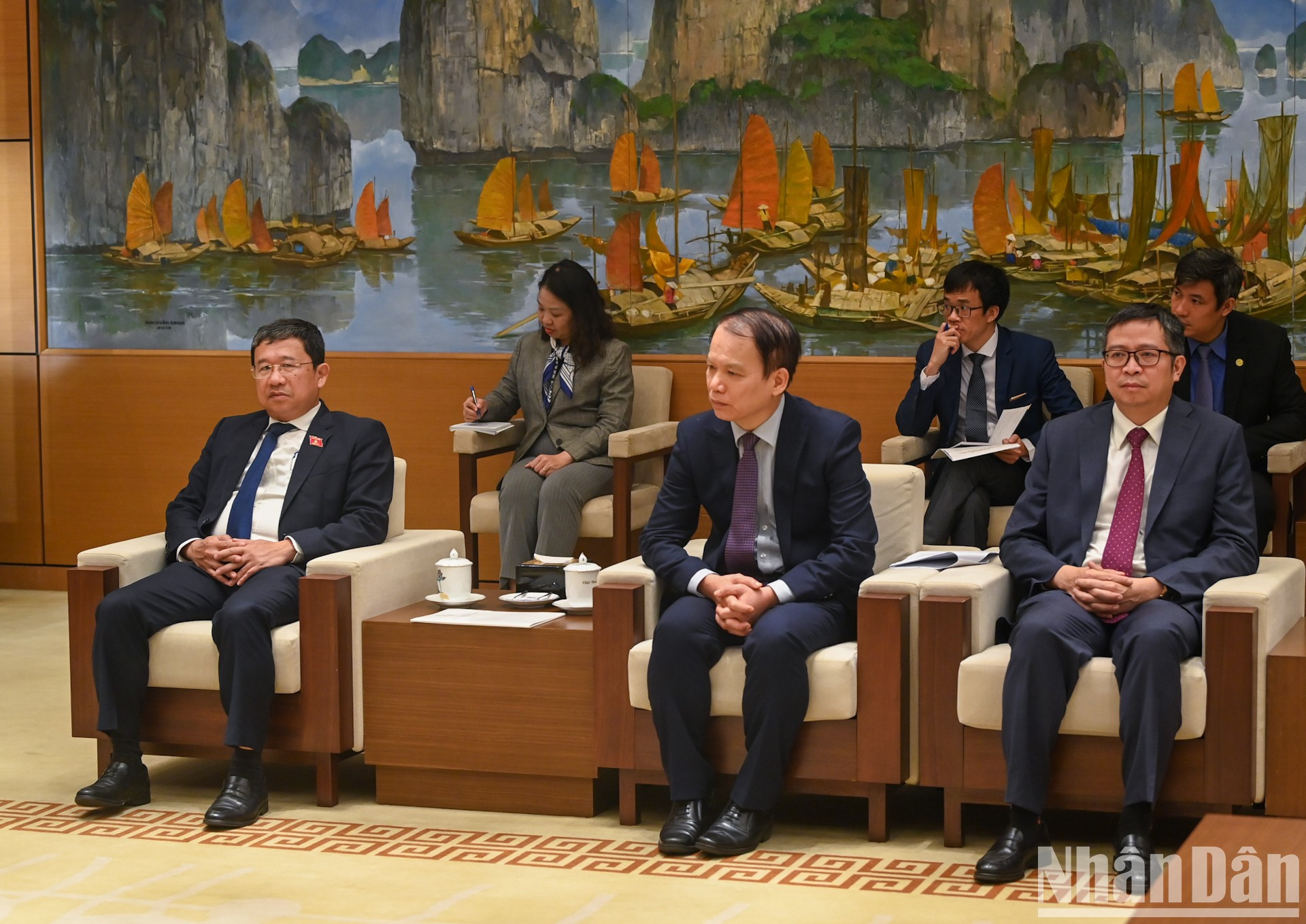 El jefe de la Comisión de Relaciones Exteriores de la Asamblea Nacional, Vu Hai Ha; el jefe de la Comisión de Asuntos Jurídicos, Hoang Thanh Tung; el viceministro de Relaciones Exteriores, Pham Thanh Binh, y delegados en la cita.
