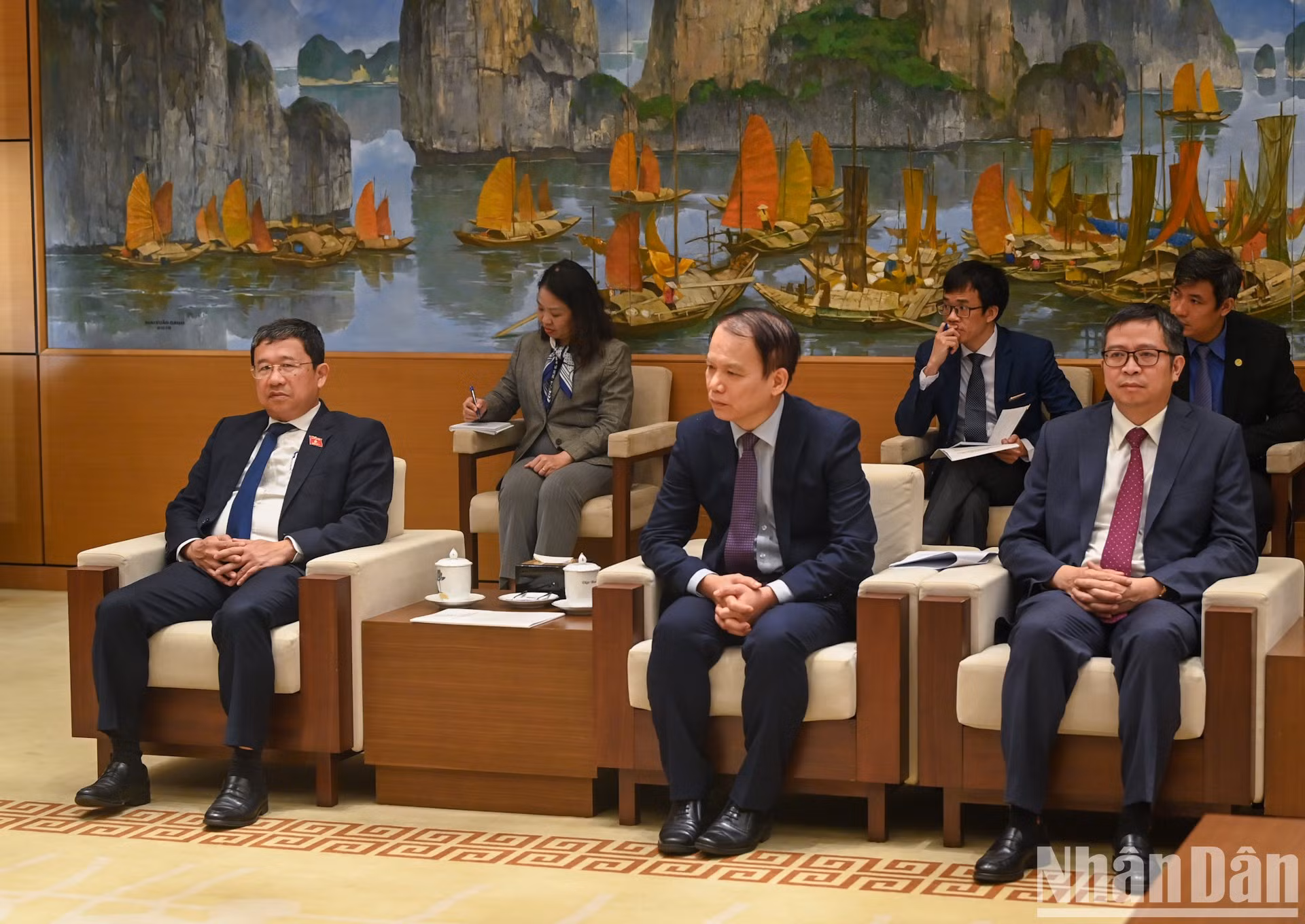 El jefe de la Comisión de Relaciones Exteriores de la Asamblea Nacional, Vu Hai Ha; el jefe de la Comisión de Asuntos Jurídicos, Hoang Thanh Tung; el viceministro de Relaciones Exteriores, Pham Thanh Binh, y delegados en la cita.