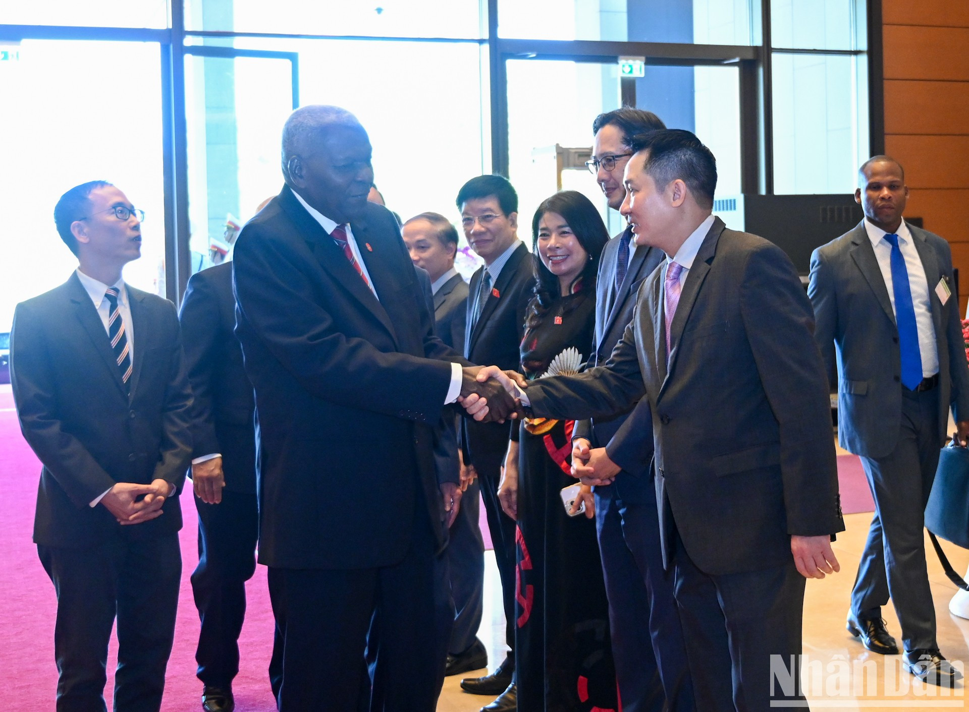 El titular de la Asamblea Nacional de Vietnam, Tran Thanh Man, presenta a los miembros de la delegación vietnamita.