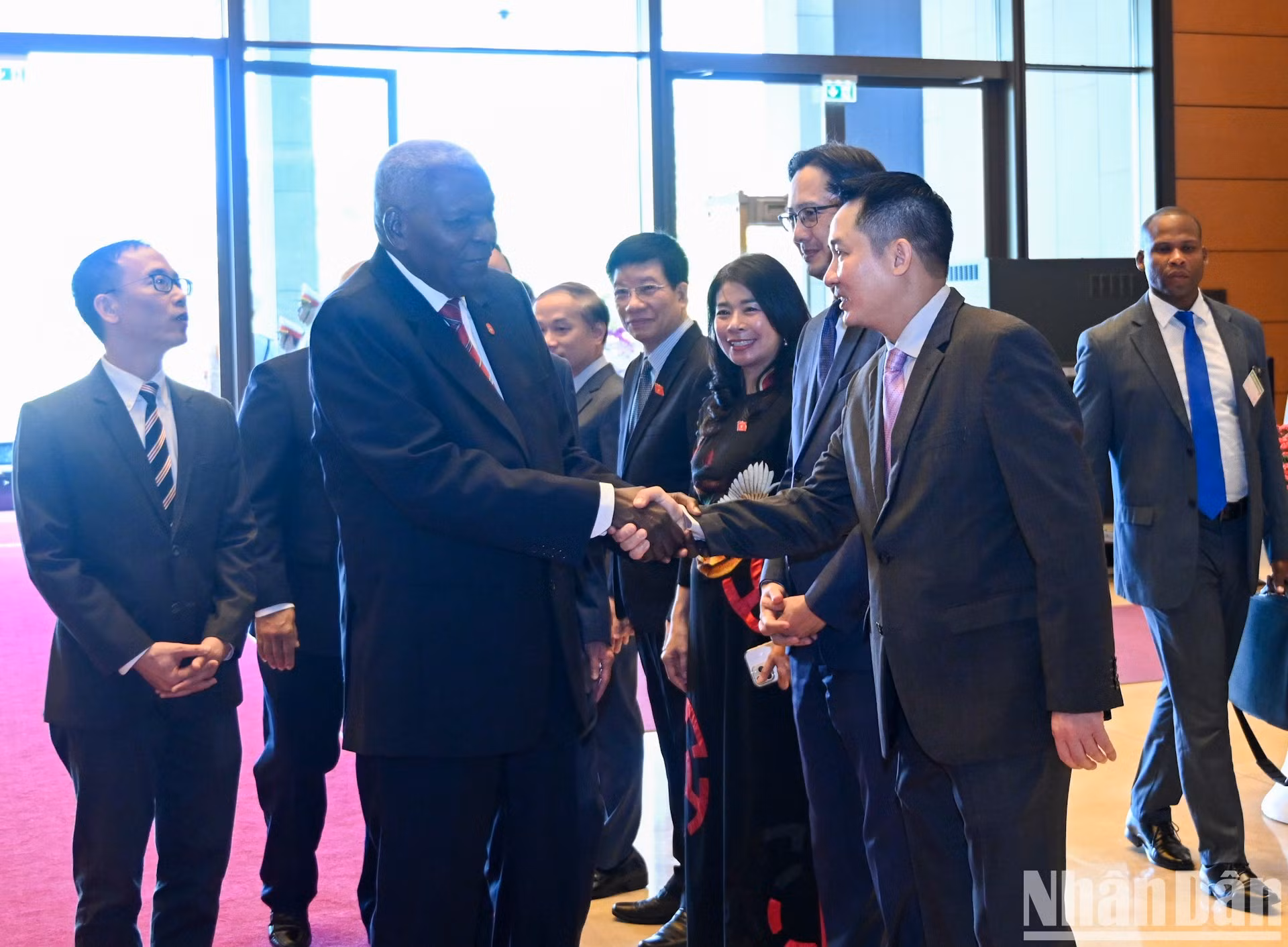 El titular de la Asamblea Nacional de Vietnam, Tran Thanh Man, presenta a los miembros de la delegación vietnamita.