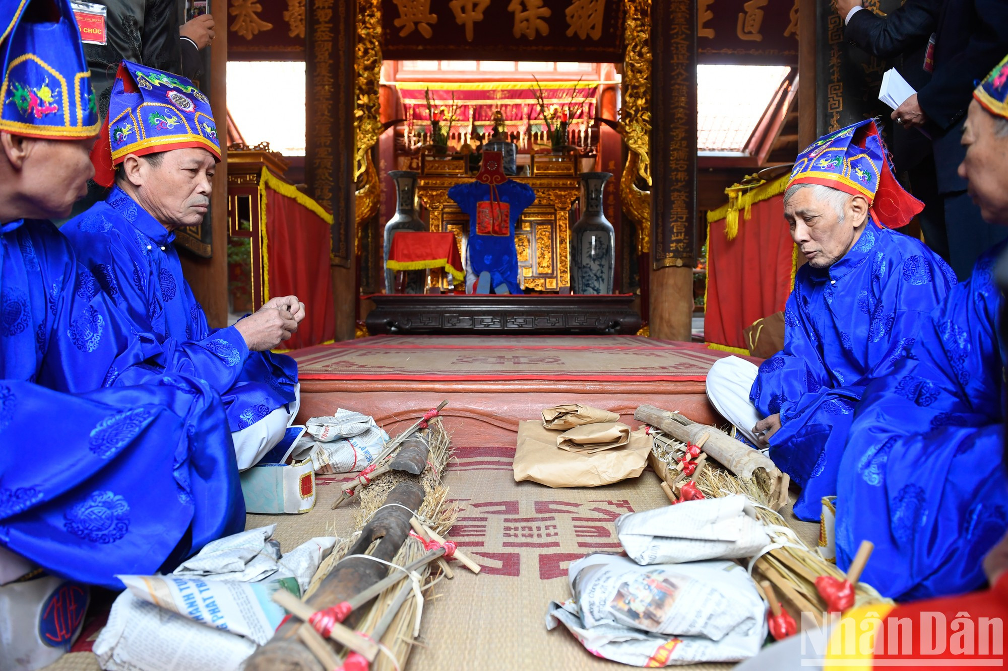 Se trata de una costumbre de la localidad cuando llega la primavera a fin de desear a los lugareños un nuevo año próspero, feliz y pacífico. Se trata de una costumbre de la localidad cuando llega la primavera a fin de desear a los lugareños un nuevo año próspero, feliz y pacífico.