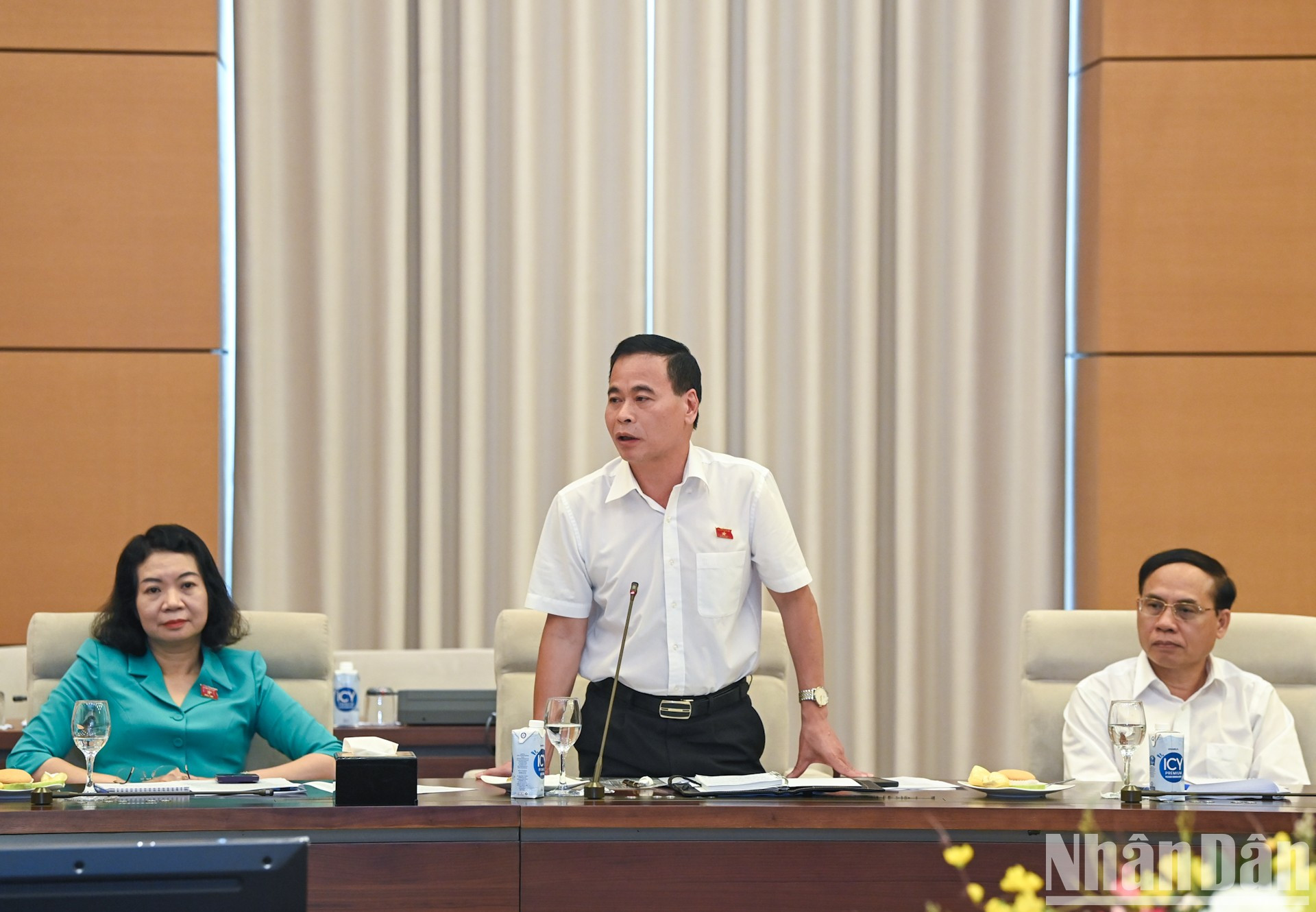 El subjefe de la Comisión de asuntos jurídicos, Nguyen Manh Cuong, expresa su opinión. El subjefe de la Comisión de asuntos jurídicos, Nguyen Manh Cuong, expresa su opinión.