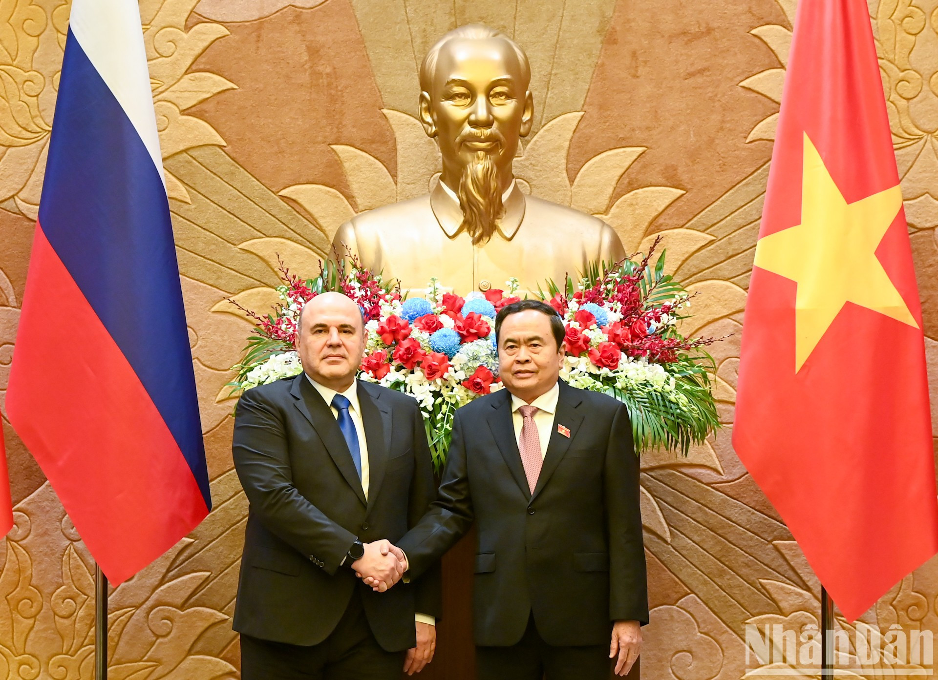 El presidente de la Asamblea Nacional vietnamita, Tran Thanh Man, y el primer ministro ruso, Mijail Vladimirovich Mishustin, en la reunión. El presidente de la Asamblea Nacional vietnamita, Tran Thanh Man, y el primer ministro ruso, Mijail Vladimirovich Mishustin, en la reunión.