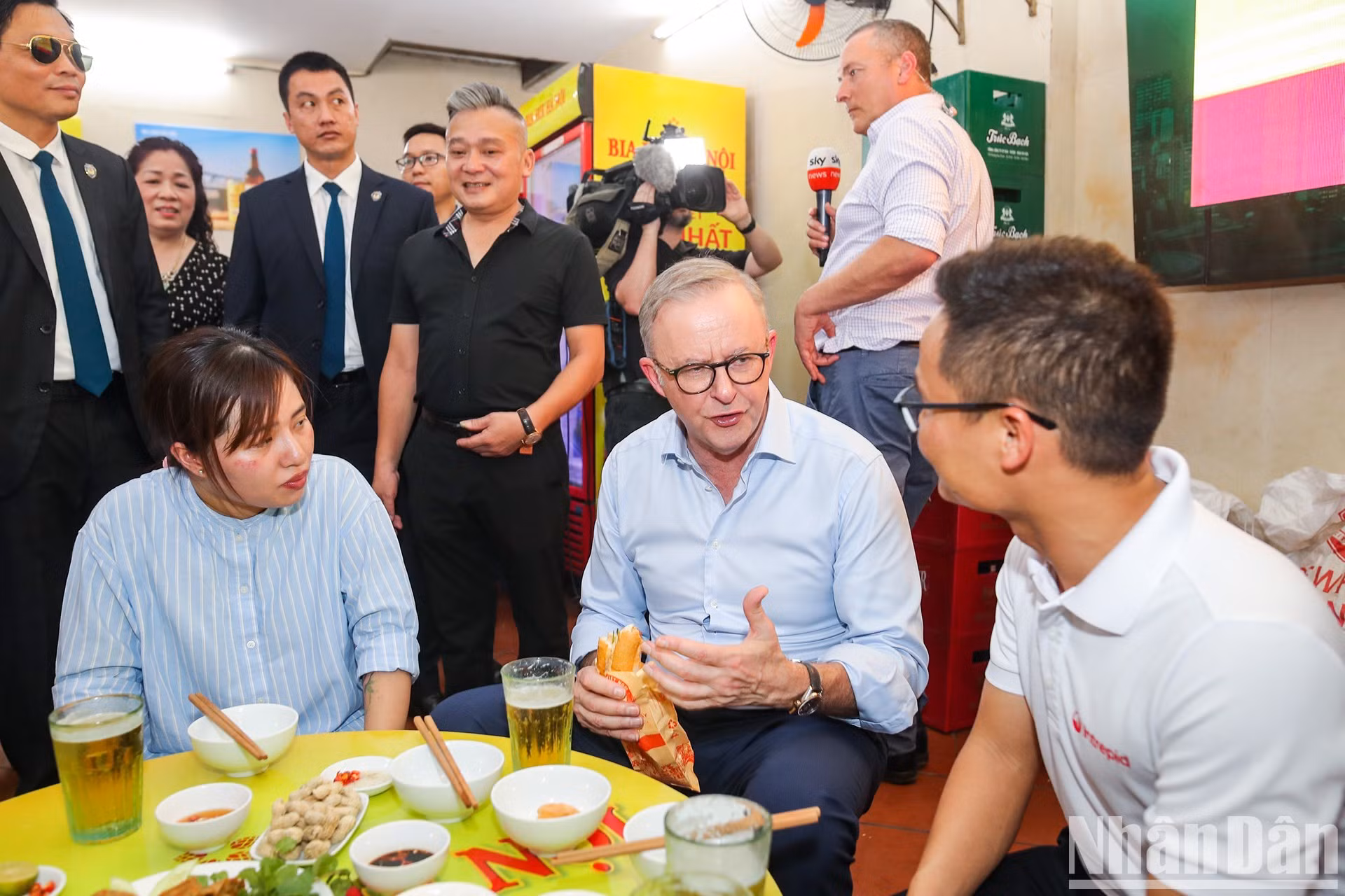 El premier australiano saboreó el banh mi vietnamita.