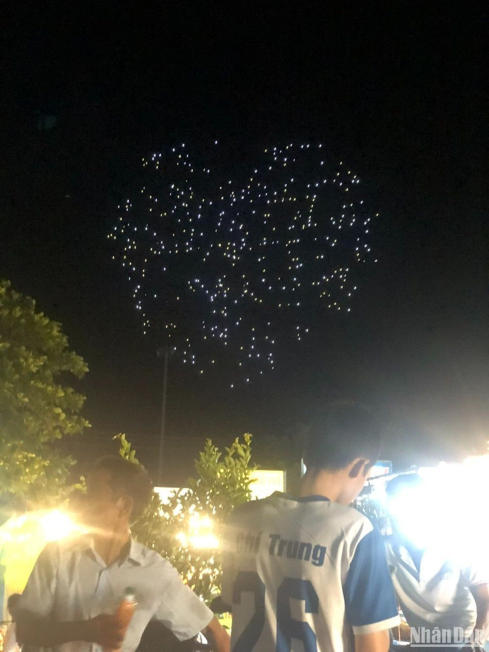 El espectáculo de luces con drones comienza con la imagen de un corazón escrito con las palabras Paz y Amor en diferentes idiomas. El espectáculo de luces con drones comienza con la imagen de un corazón escrito con las palabras Paz y Amor en diferentes idiomas.