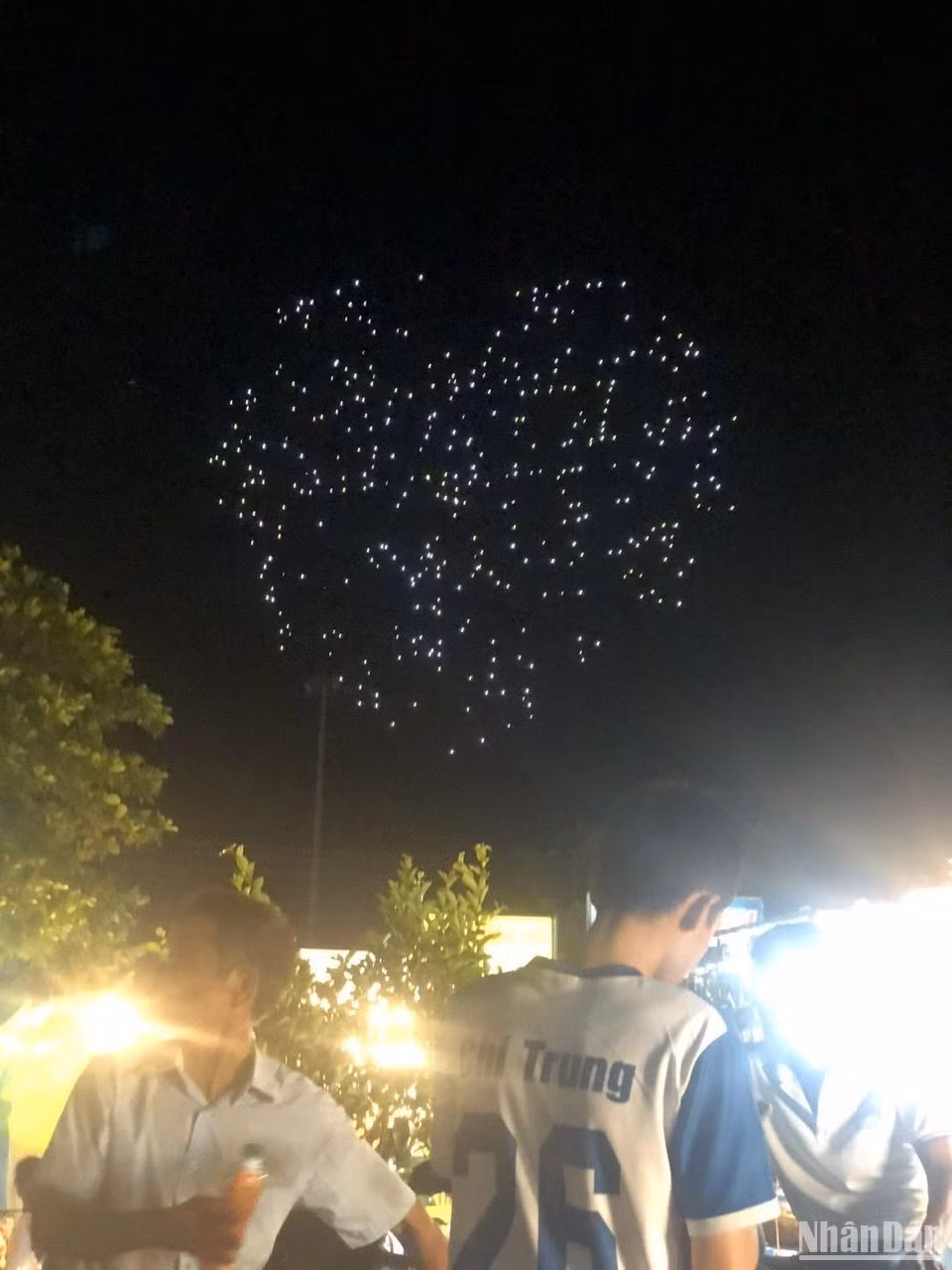 El espectáculo de luces con drones comienza con la imagen de un corazón escrito con las palabras Paz y Amor en diferentes idiomas. El espectáculo de luces con drones comienza con la imagen de un corazón escrito con las palabras Paz y Amor en diferentes idiomas.