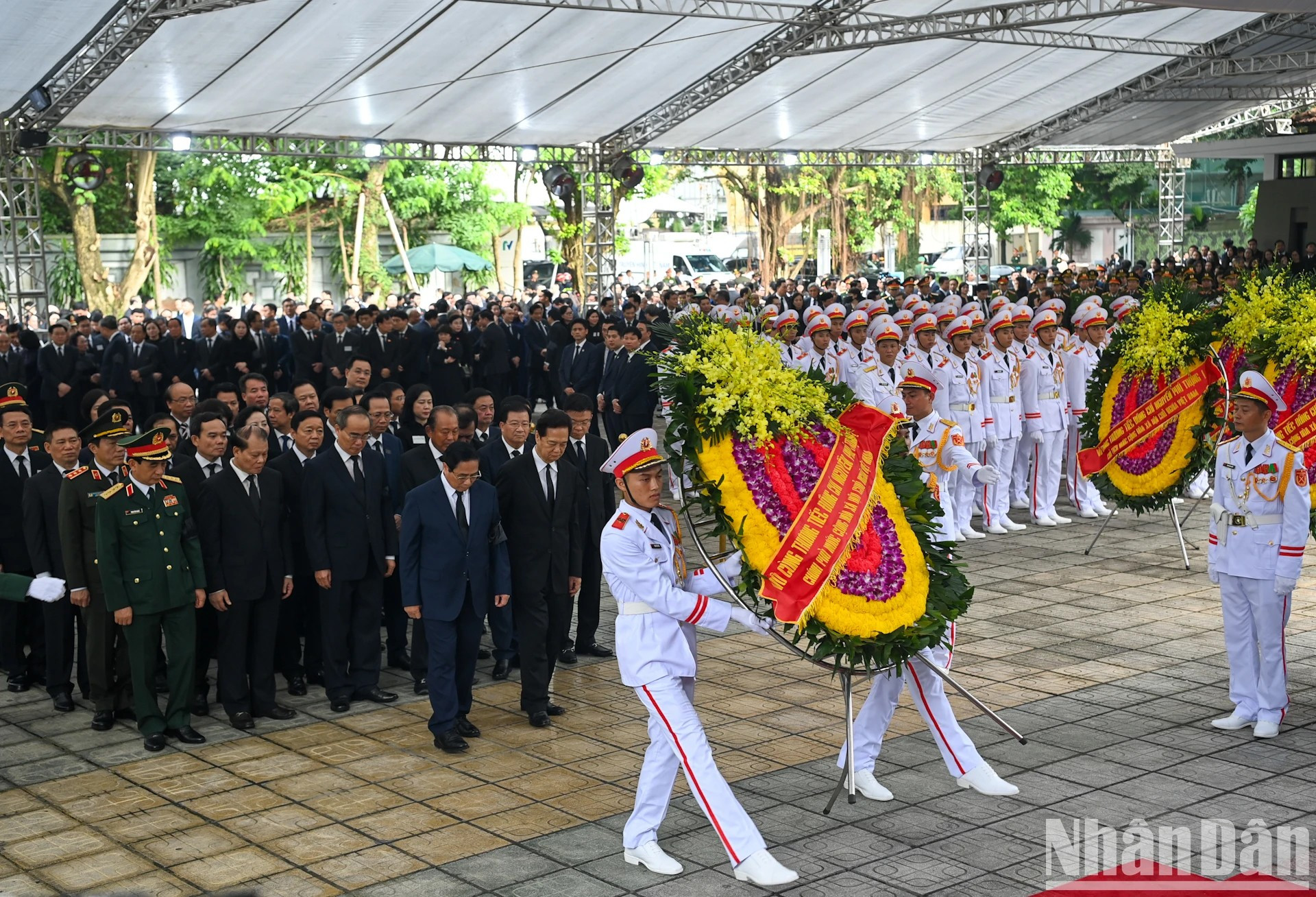 [Foto] Líderes del Partido, el Estado y el Frente de Patria de Vietnam rinden homenaje al secretario general Nguyen Phu Trong