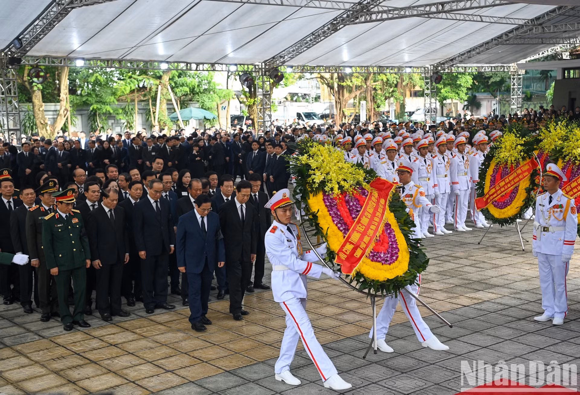 [Foto] Líderes del Partido, el Estado y el Frente de Patria de Vietnam rinden homenaje al secretario general Nguyen Phu Trong