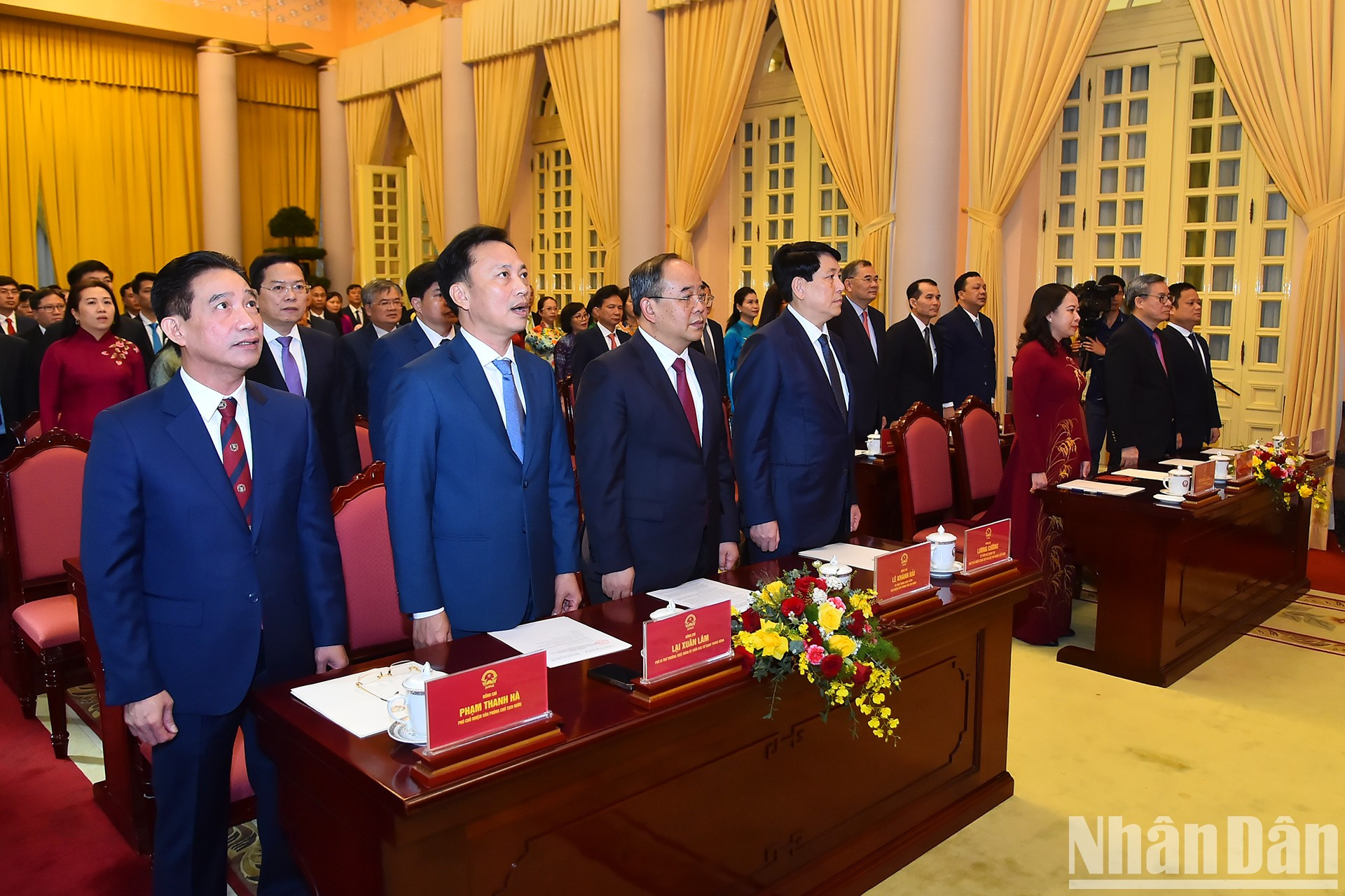 El presidente de Vietnam, Luong Cuong, y los delegados realizan ceremonia de izamiento de bandera.